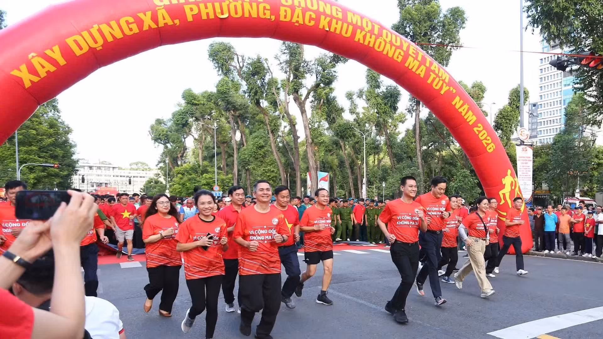 [Foto] Ciudad Ho Chi Minh: Miles de personas participan en carrera contra las drogas