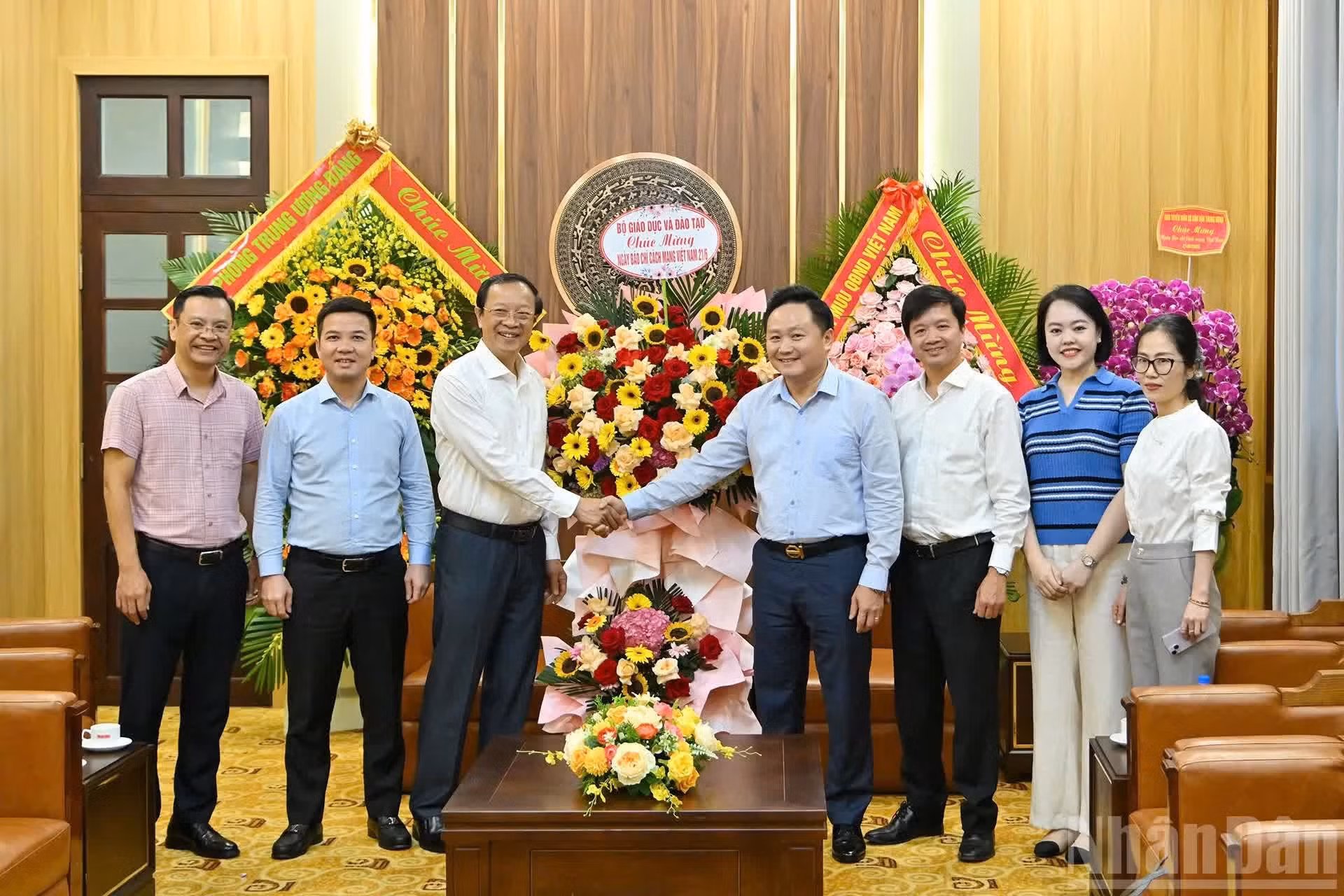 Phan Van Hung, vicepresidente-editor de Nhan Dan, recibe a la delegación del Ministerio de Educación y Formación, encabezada por el viceministro permanente Pham Ngoc Thuong.