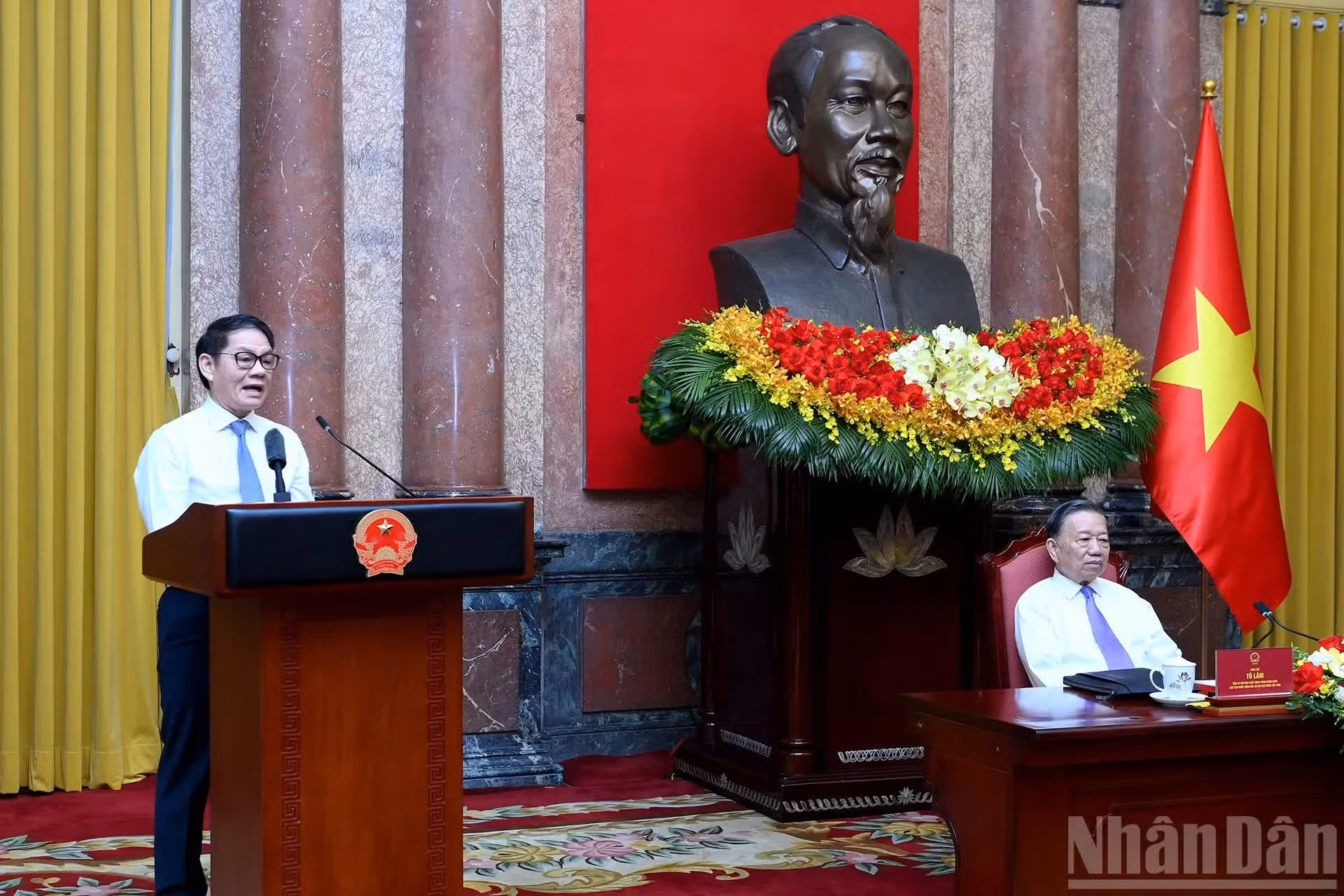 Tran Ba Duong, presidente del Consejo de Administración del Grupo THACO, en representación de la entidad que patrocina el programa “Acciones bondadosas”, habla en la reunión.