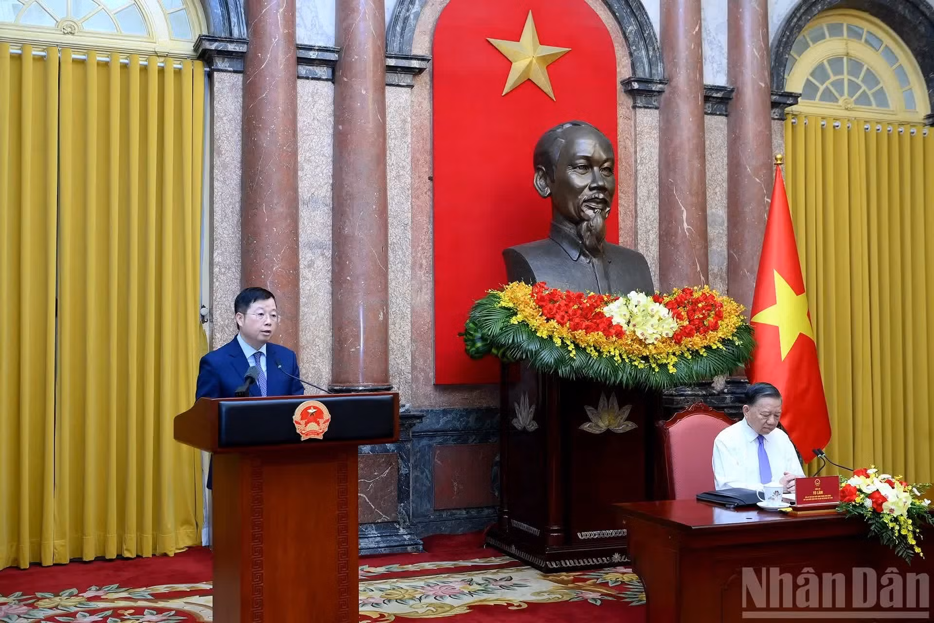 Nguyen Thanh Lam, miembro del Comité Central del Partido, director general de la Televisión de Vietnam y subjefe de la Comisión de Propaganda y Movilización de Masas del Comité Central del Partido, interviene en el encuentro.