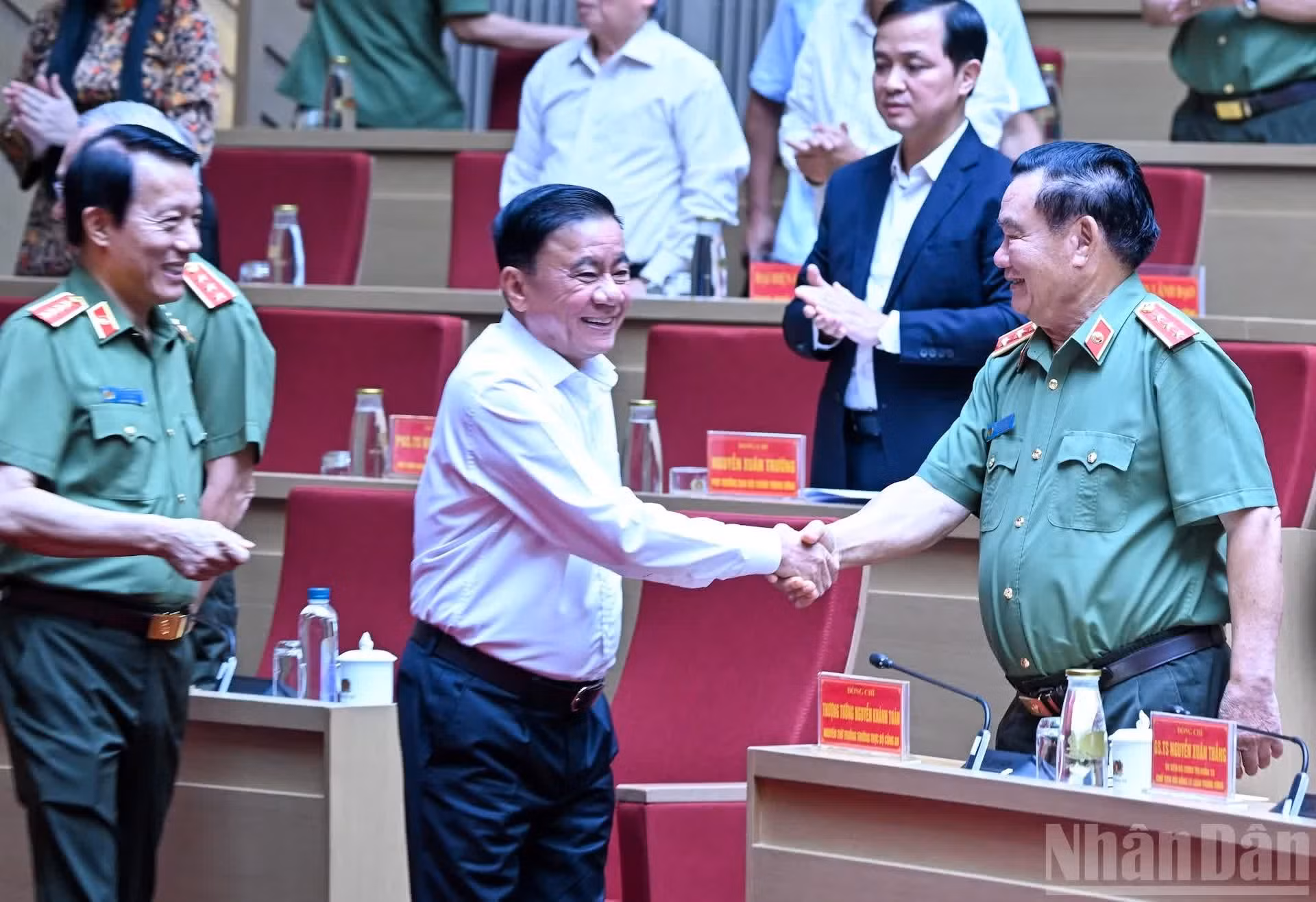 El integrante del Buró Político y miembro permanente del Secretariado del Comité Central del Partido Comunista de Vietnam, Tran Cam Tu, asiste al evento.