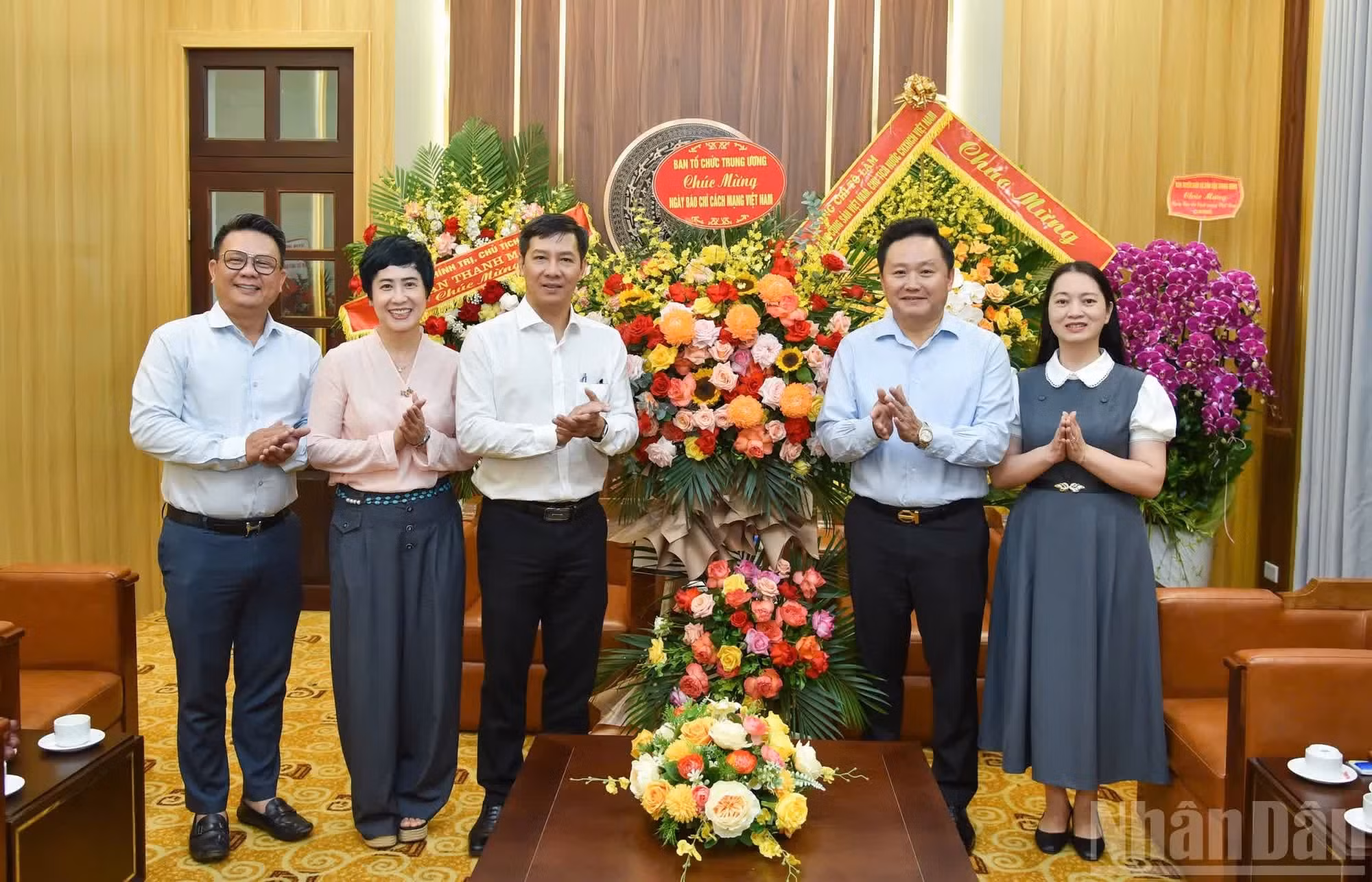 Nguyen Thanh Tam, miembro del Comité Central del Partido y subjefe de su Comisión de Organización, junto con la delegación que felicita al colectivo del periódico Nhan Dan.