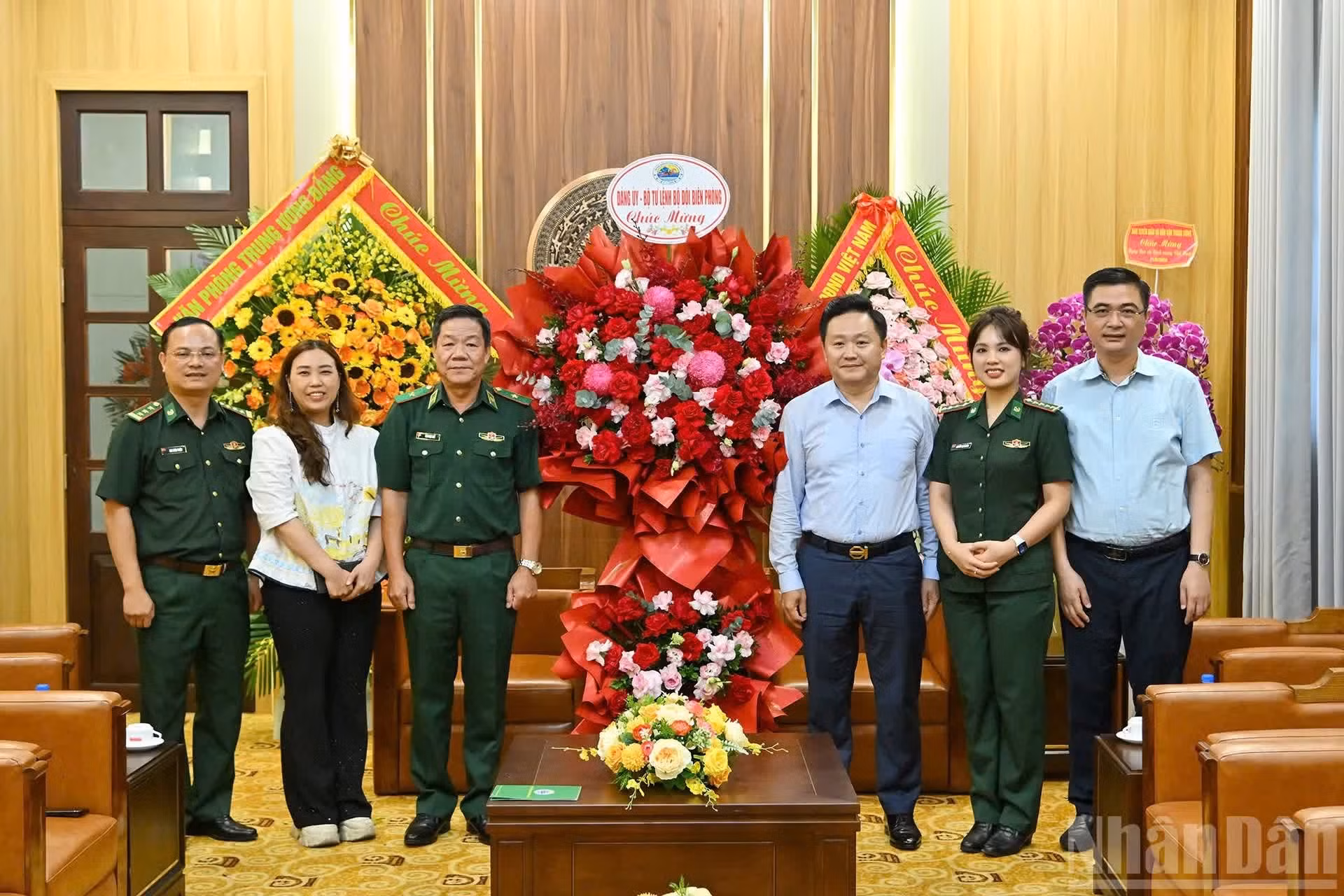 Phan Van Hung, vicepresidente-editor de Nhan Dan, recibe a la delegación del Alto Mando de la Guardia Fronteriza, encabezada por el brigadier general Van Ngoc Que, vicejefe del Departamento Político de la entidad.