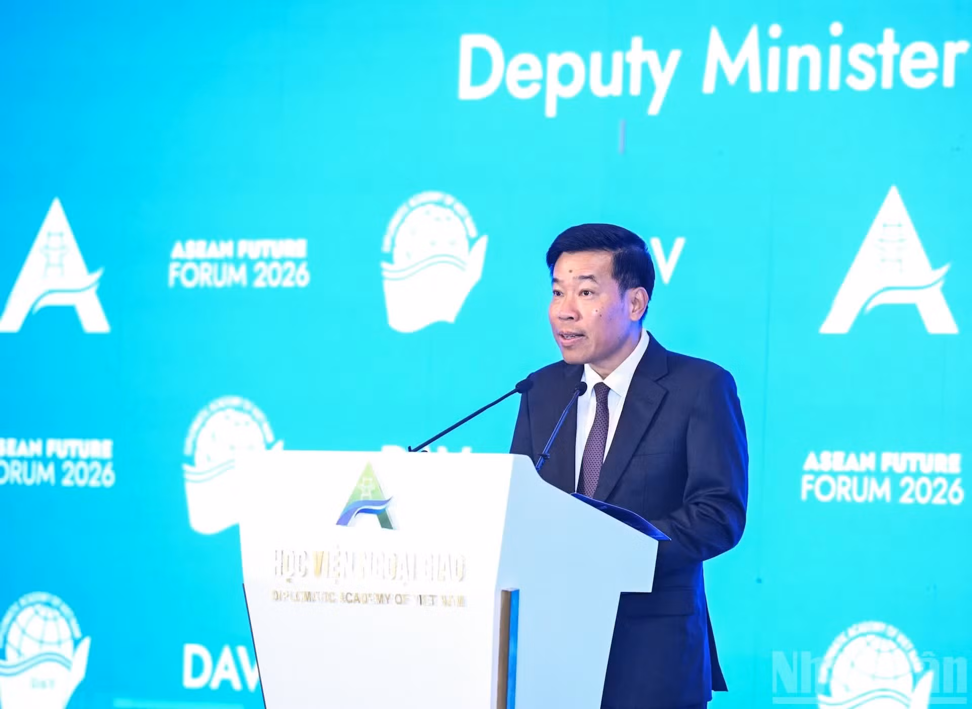 El viceministro vietnamita de Relaciones Exteriores Nguyen Manh Cuong interviene en la sesión de clausura del evento.