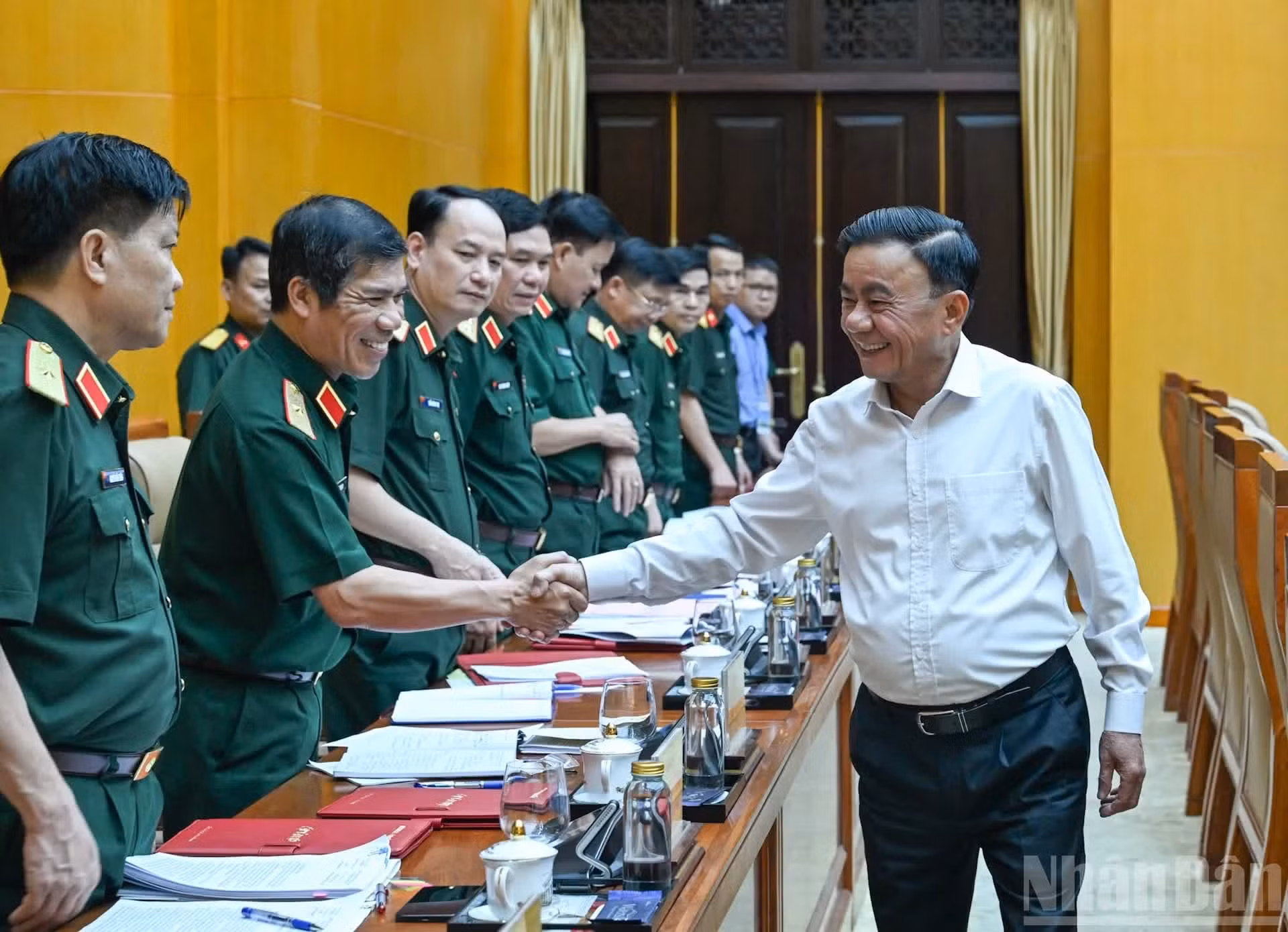 El integrante del Buró Político, miembro permanente del Secretariado del Comité Central del Partido Comunista de Vietnam y jefe del Equipo de inspección y supervisión número 12 del Buró Político, Tran Cam Tu, asiste al evento.