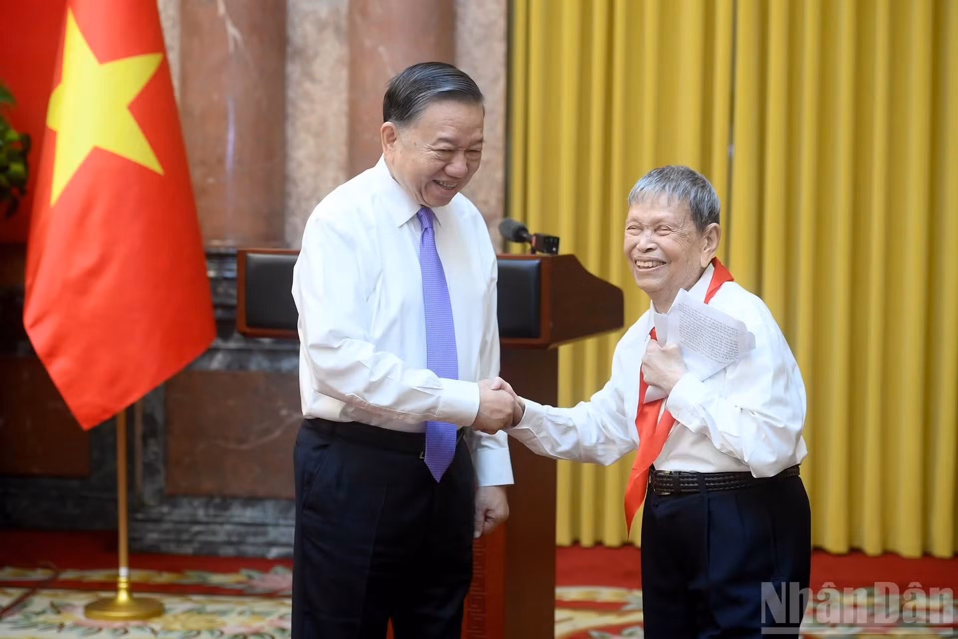 To Lam conversa con el Maestro del Pueblo y Héroe del Trabajo Nguyen Duc Thin, impulsor del movimiento “Mil buenas acciones” desde 1963 y quien tuvo el honor de conocer al Presidente Ho Chi Minh.