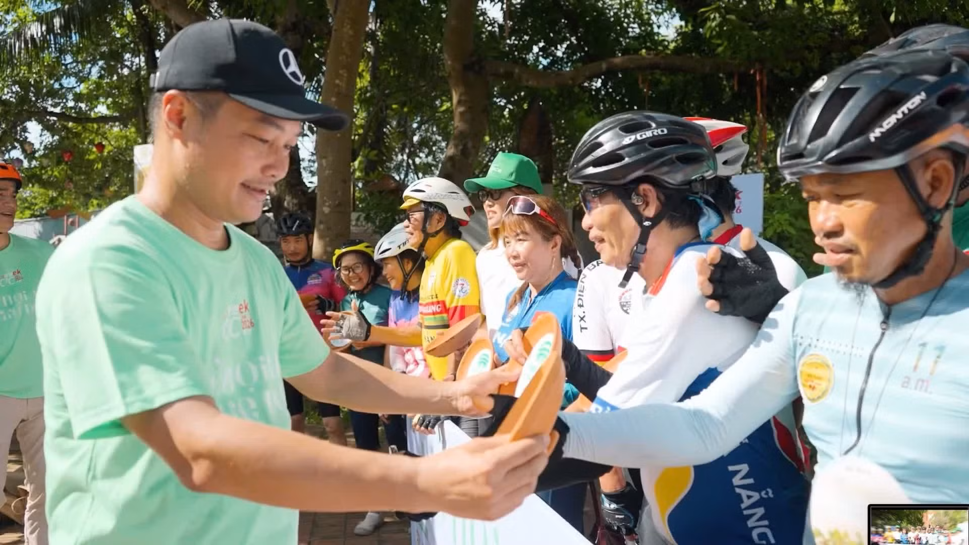 Le Viet Ha, presidente de Ashui.com y de la empresa Net Zero Vietnam, entrega regalos a los participantes en representación del comité organizador.