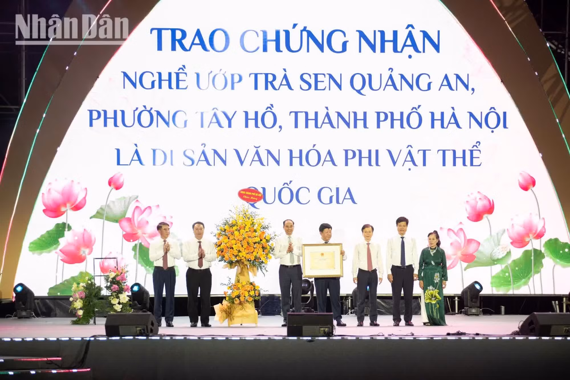 La artesana Luu Hong Lien recibe el certificado de Patrimonio Cultural Inmaterial Nacional correspondiente al oficio tradicional de aromatización del té con loto de Quang An.