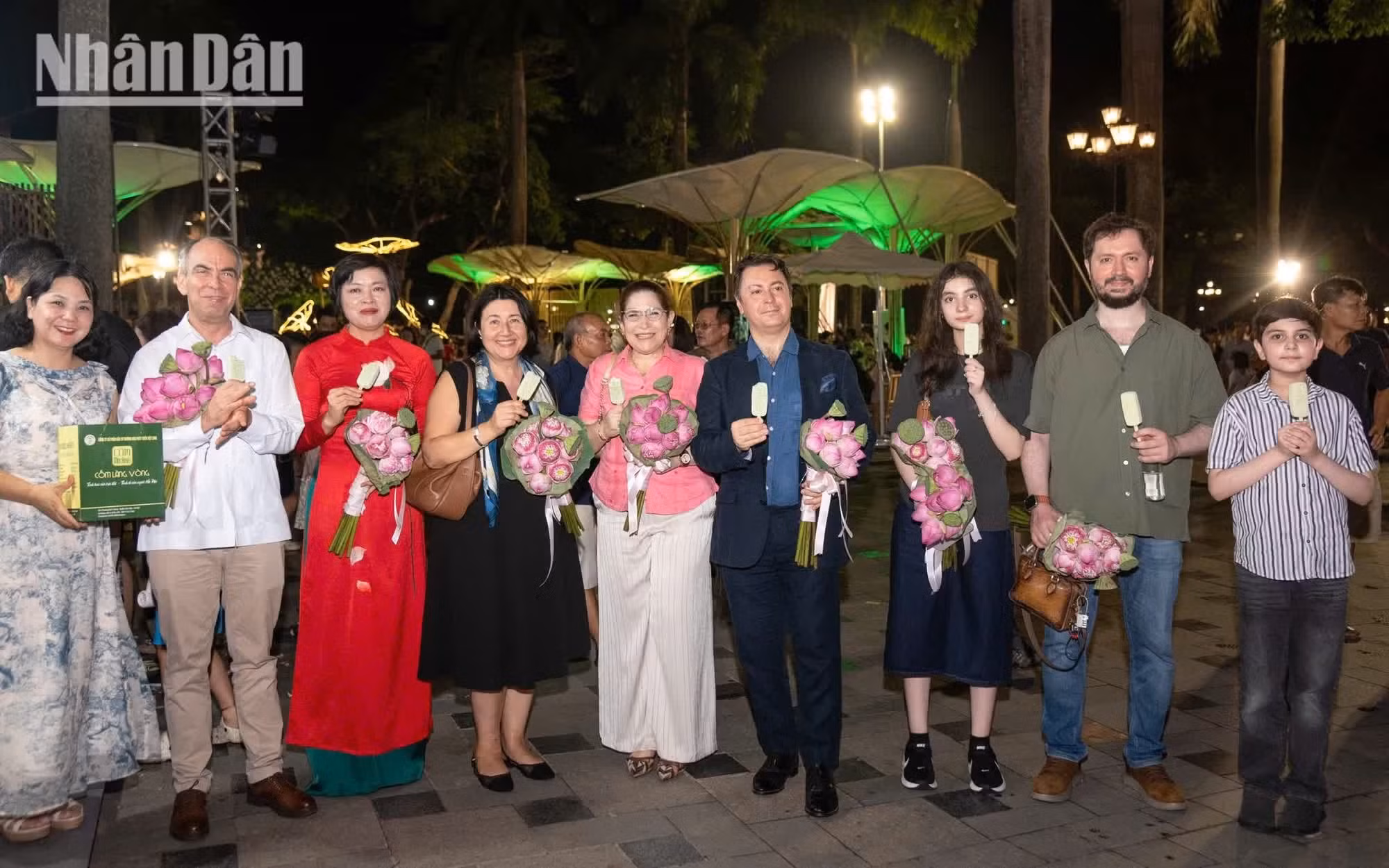 Bernal Prado se mostró sorprendida y encantada al conocer que en Vietnam se aprovechan todas las partes de la planta de loto en la vida cotidiana. También compartió que ya había probado semillas de loto confitadas durante el Año Nuevo Lunar.