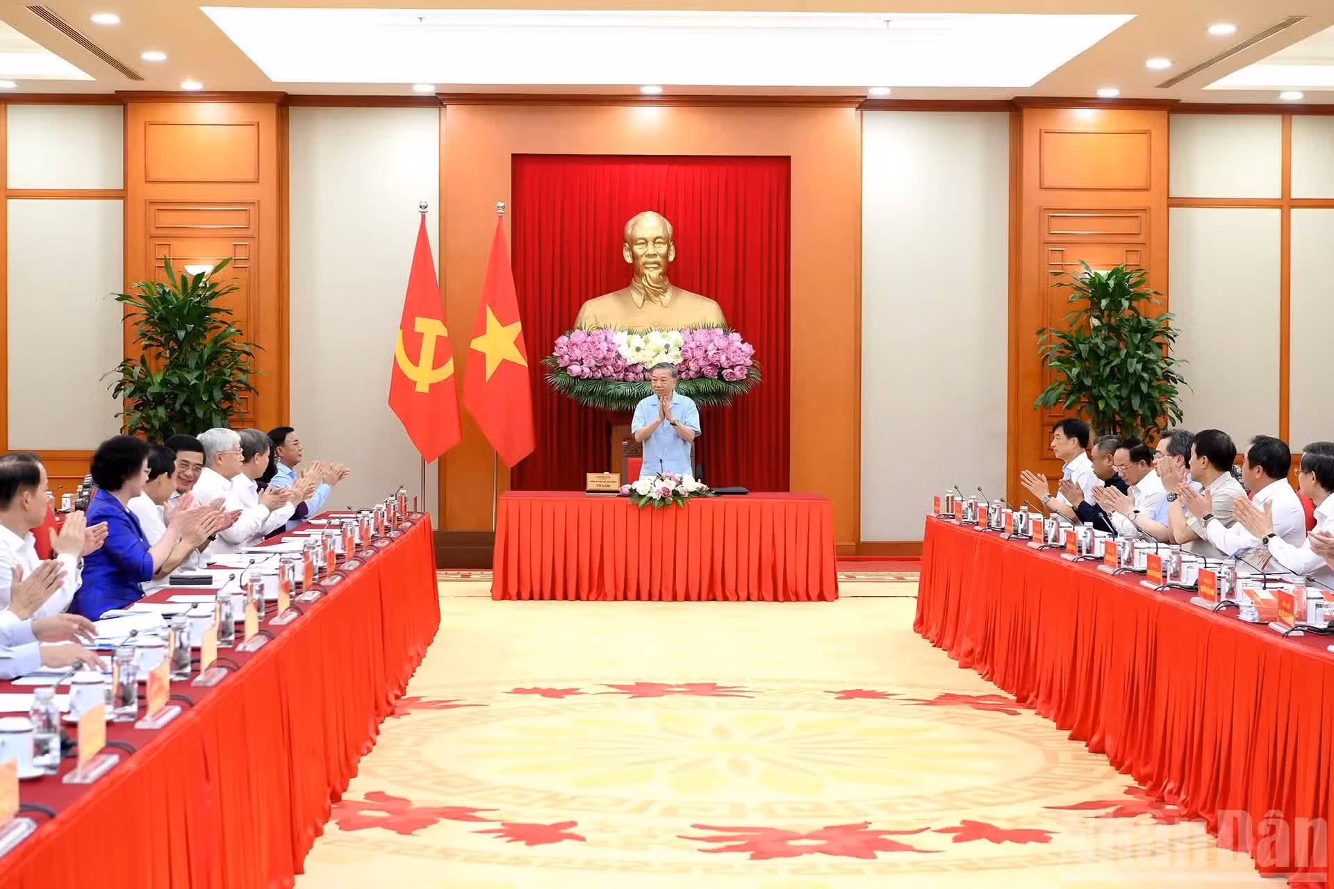 El secretario general del Partido Comunista y presidente de Vietnam, To Lam, preside la reunión.