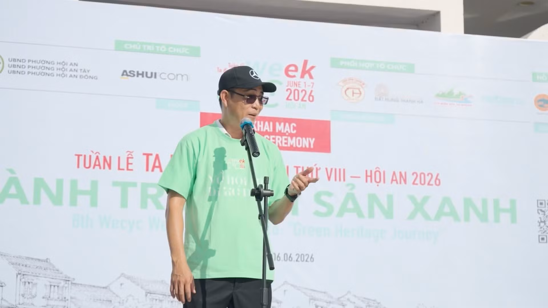 Nguyen Duc Binh, secretario del Comité del Partido Comunista de Vietnam en Hoi An y presidente del Consejo Popular local, interviene en el acto.