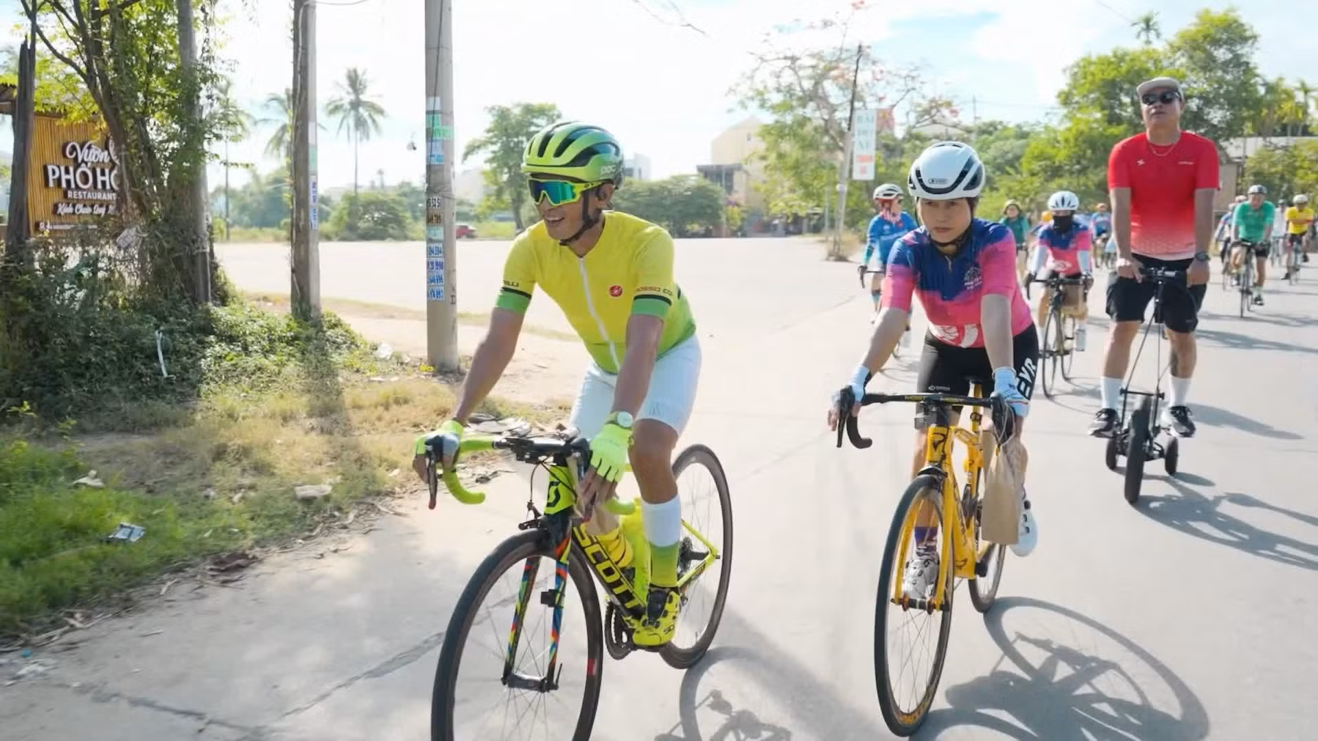 El recorrido ciclista comienza en el Parque de Hoi An, pasa por diversas calles y lugares emblemáticos, y concluye en la aldea de cerámica Thanh Ha.