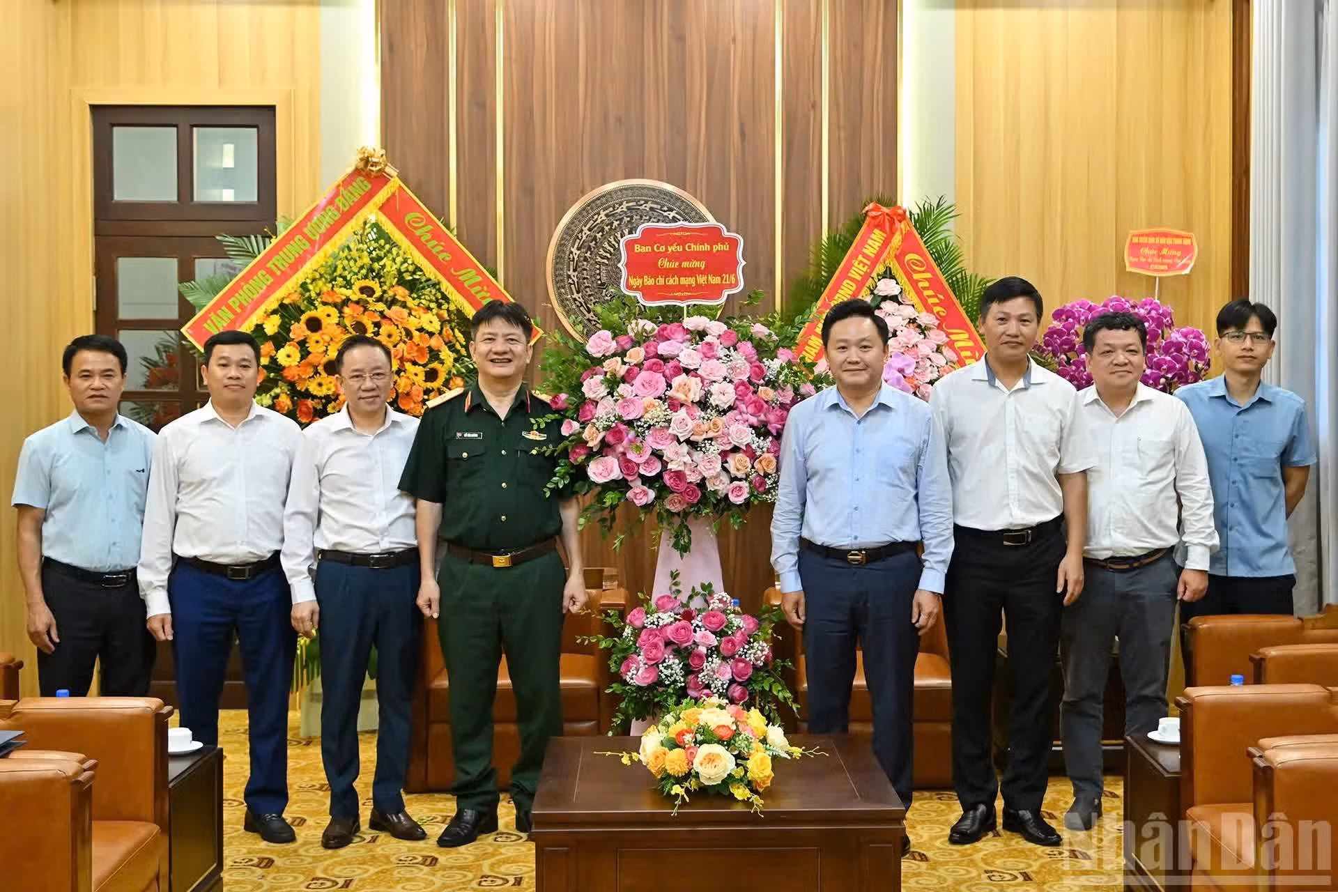 Phan Van Hung, vicepresidente-editor de Nhan Dan, recibe a la delegación del Comité Gubernamental de Cifrado, encabezada por su vicejefe, el brigadier general Ho Van Huong.