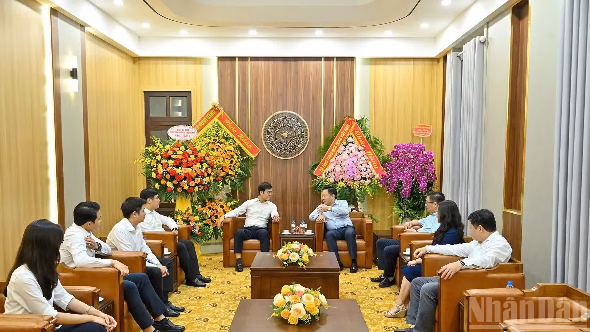 Phan Van Hung, vicepresidente-editor de Nhan Dan, recibe a la delegación del Comité Central de la Unión de Jóvenes Comunistas Ho Chi Minh (UJCM) encabezada por Bui Quang Huy, miembro del Comité Central del Partido y primer secretario del Comité Central de la UJCM.