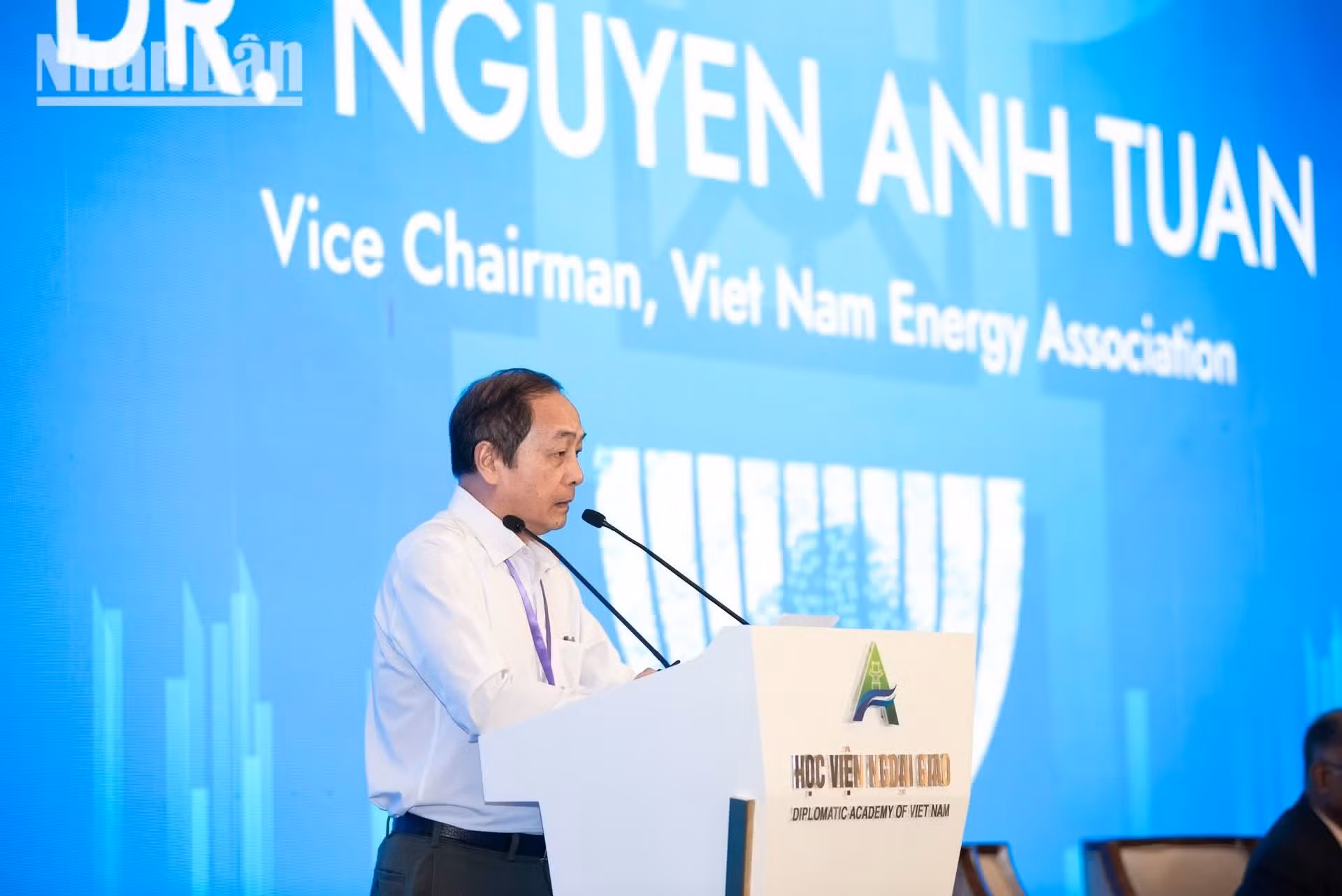 Nguyen Anh Tuan, vicepresidente de la Asociación de Energía de Vietnam, señala que en 2024 las energías renovables representaban el 16 por ciento de su capacidad de generación eléctrica y que el país dependía de las importaciones de petróleo procedentes de Singapur en más de un 26 por ciento. También indica que Vietnam prevé un plan de inversión de 136 mil millones de dólares hasta 2030 para reducir la dependencia del carbón, impulsar la energía eólica marina y fortalecer el almacenamiento energético.