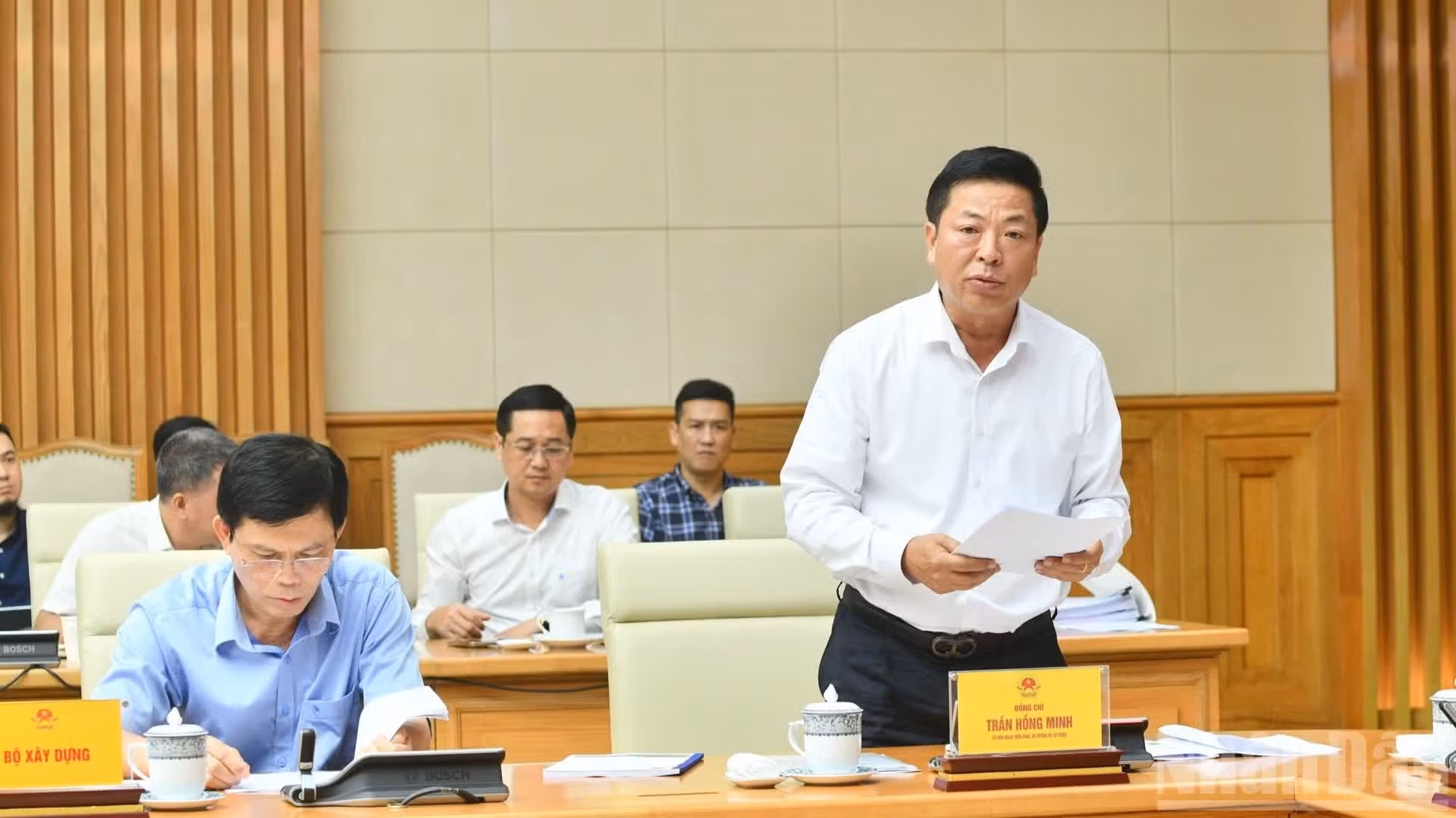 El ministro de Construcción, Tran Hong Minh, presenta un informe en la conferencia.