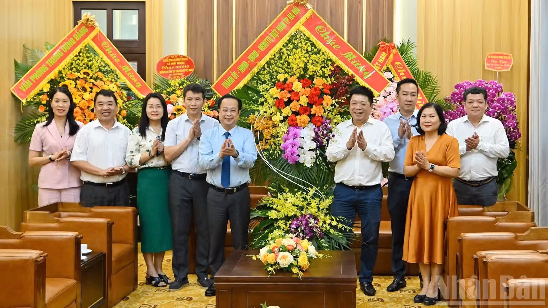 Que Dinh Nguyen, vicepresidente-editor del periódico Nhan Dan, recibe a una delegación de trabajo de Hanói, encabezada por Tran The Cuong, miembro del Comité Permanente del Comité del Partido y vicepresidente permanente del Consejo Popular de la ciudad. 