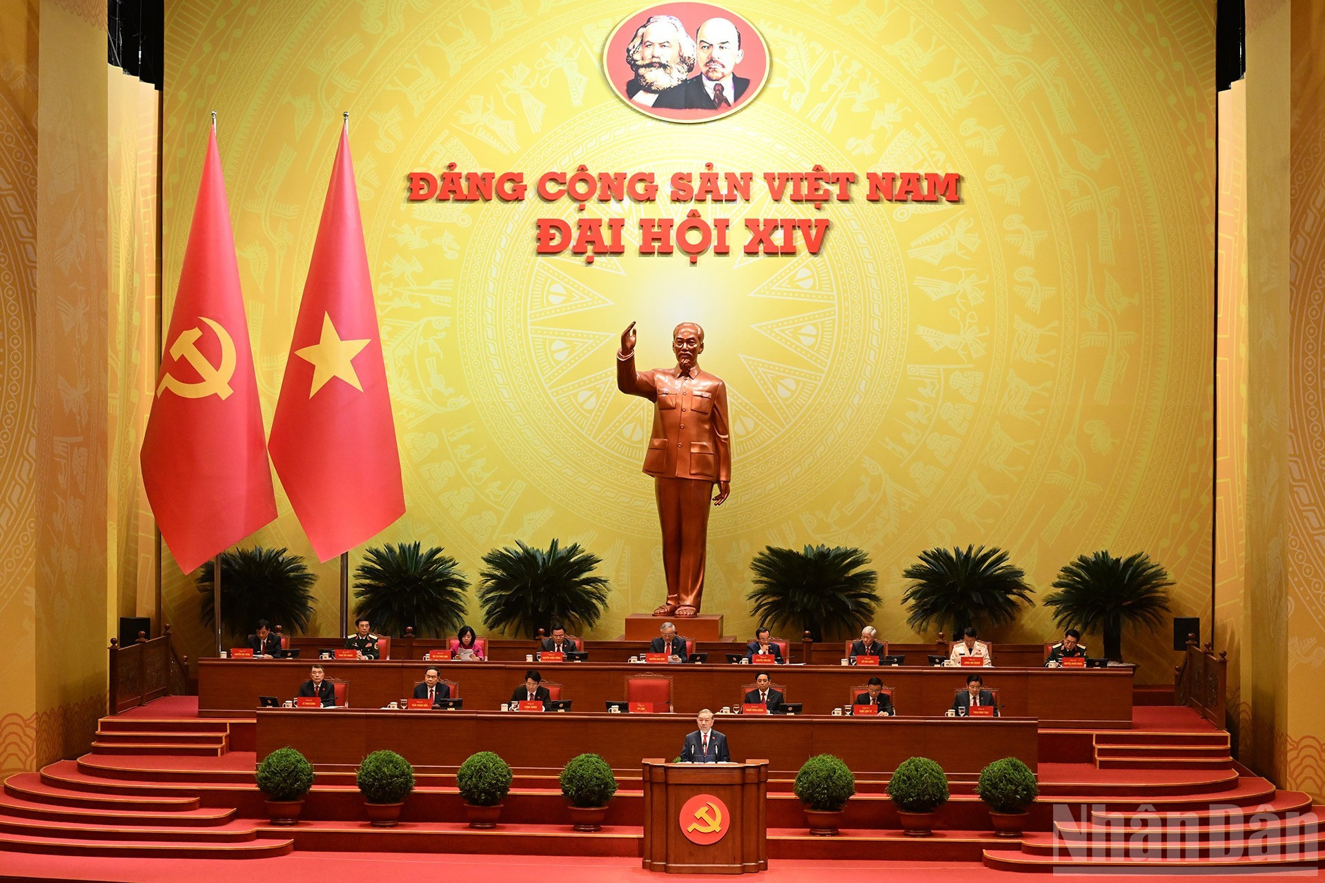 El Presidium presidE la sesión inaugural del XIV Congreso Nacional del PCV.