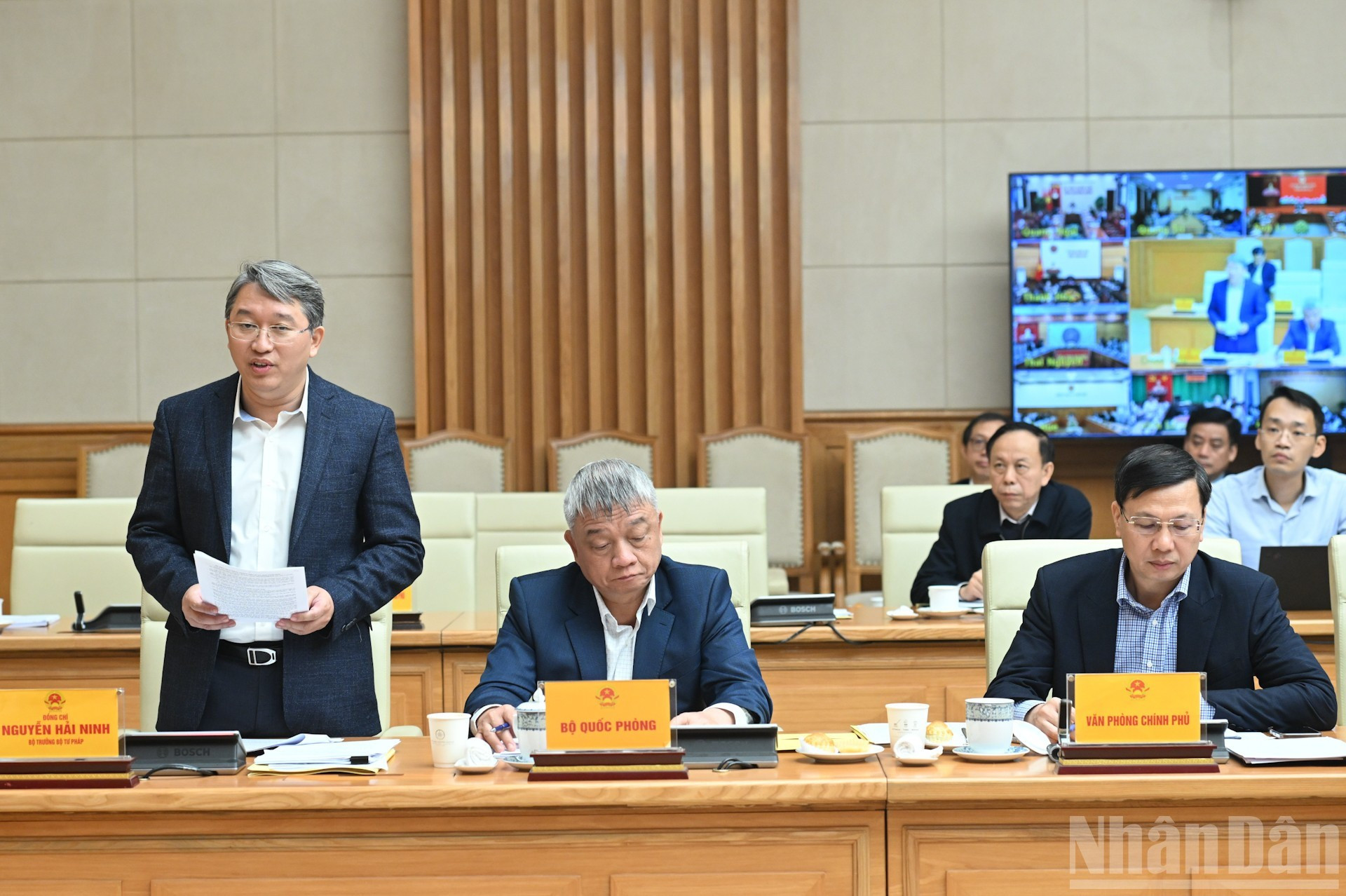 El ministro de Justicia, Nguyen Hai Ninh, habla en la sesión.