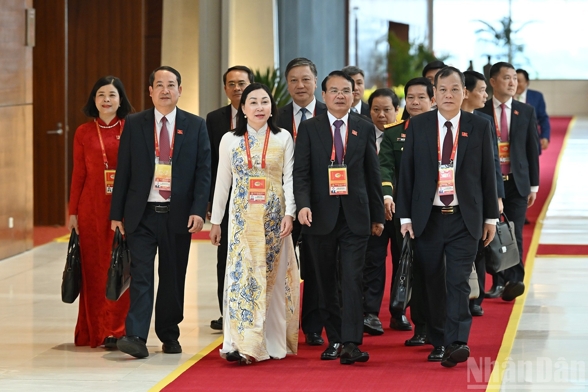 La delegación del Comité del PCV en la provincia de Ninh Binh asiste a la sesión de clausura.