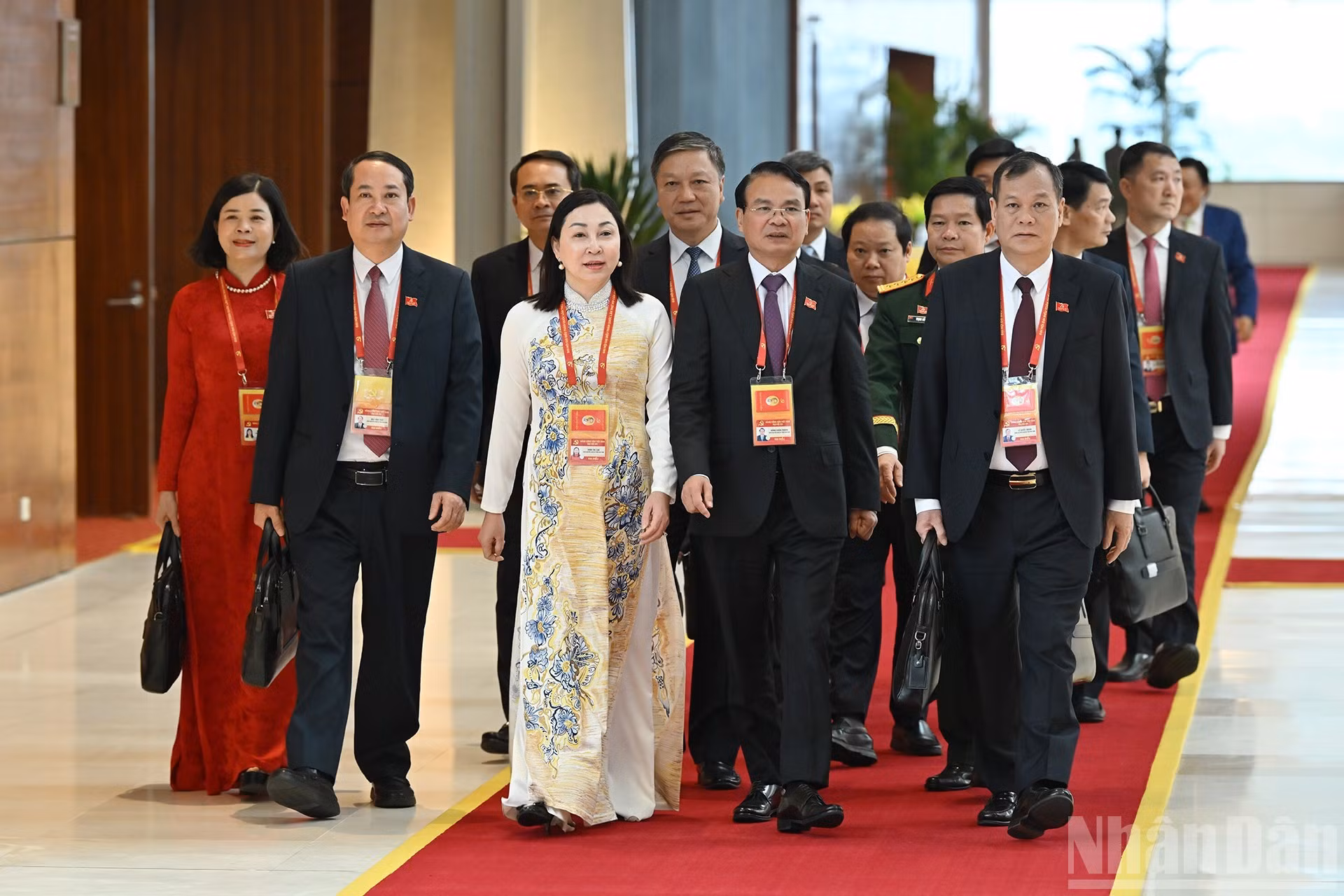 La delegación del Comité del PCV en la provincia de Ninh Binh asiste a la sesión de clausura.