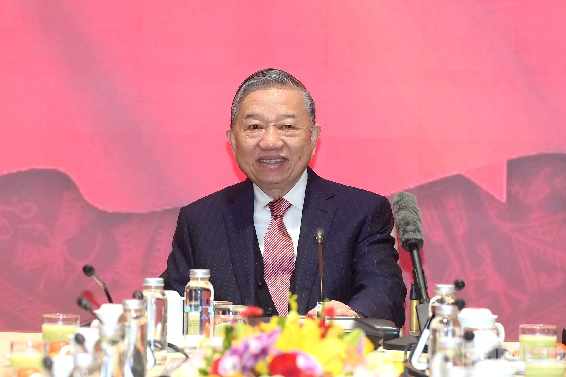 El secretario general del Partido Comunista de Vietnam, To Lam, habla en la reunión.