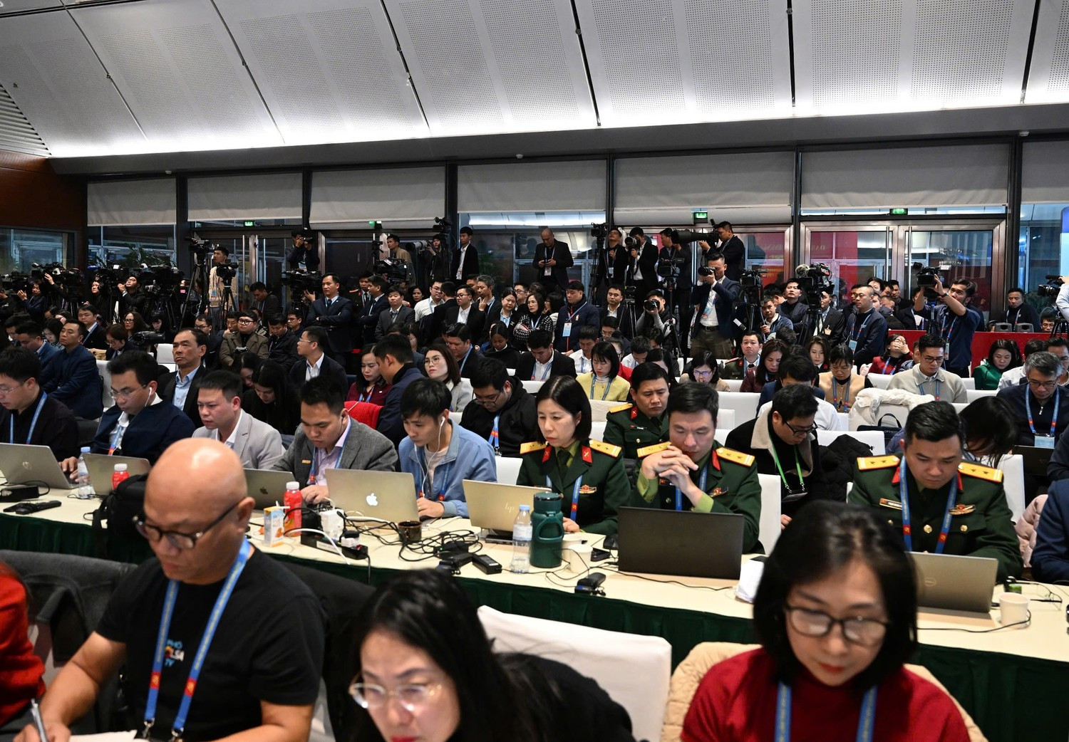 Numerosos periodistas de medios de comunicación nacionales y extranjeros asisten a la rueda de prensa.