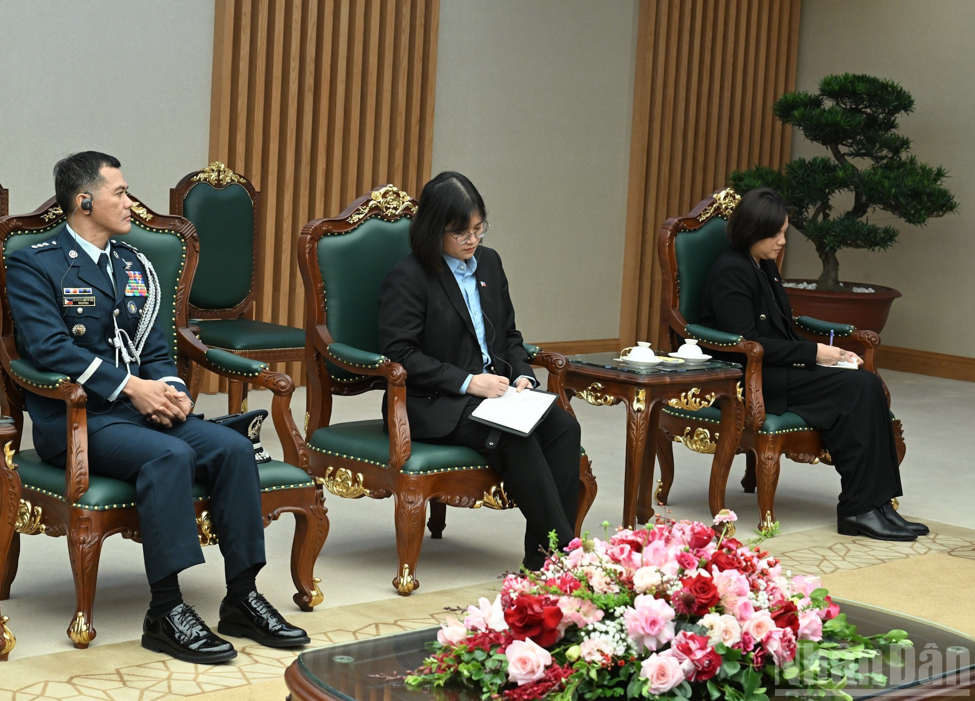 Los miembros de la delegación que acompañan al embajador filipino en la cita.