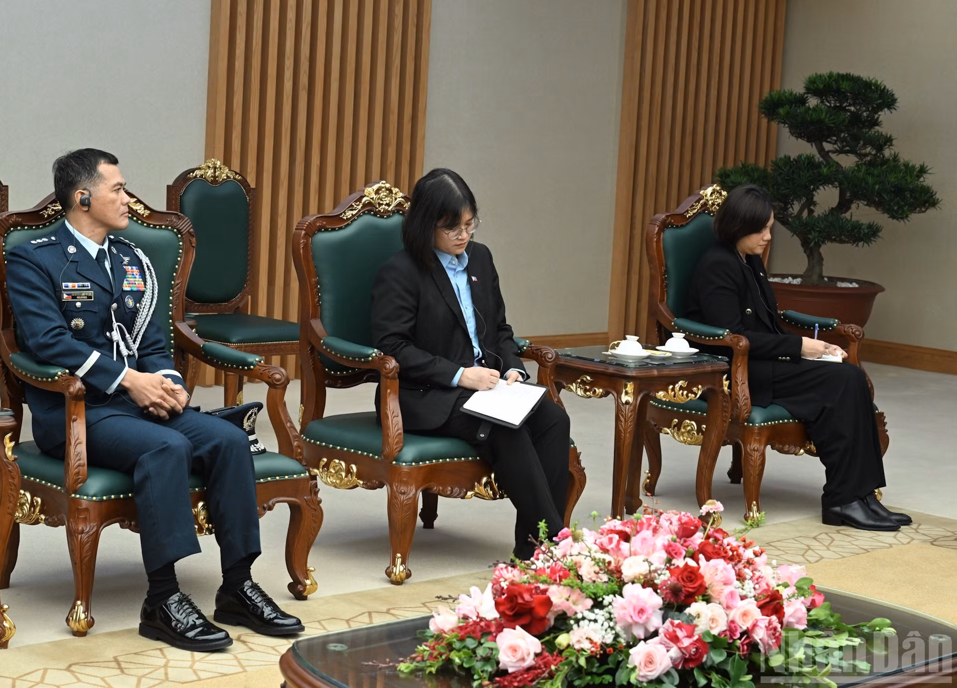 Los miembros de la delegación que acompañan al embajador filipino en la cita.