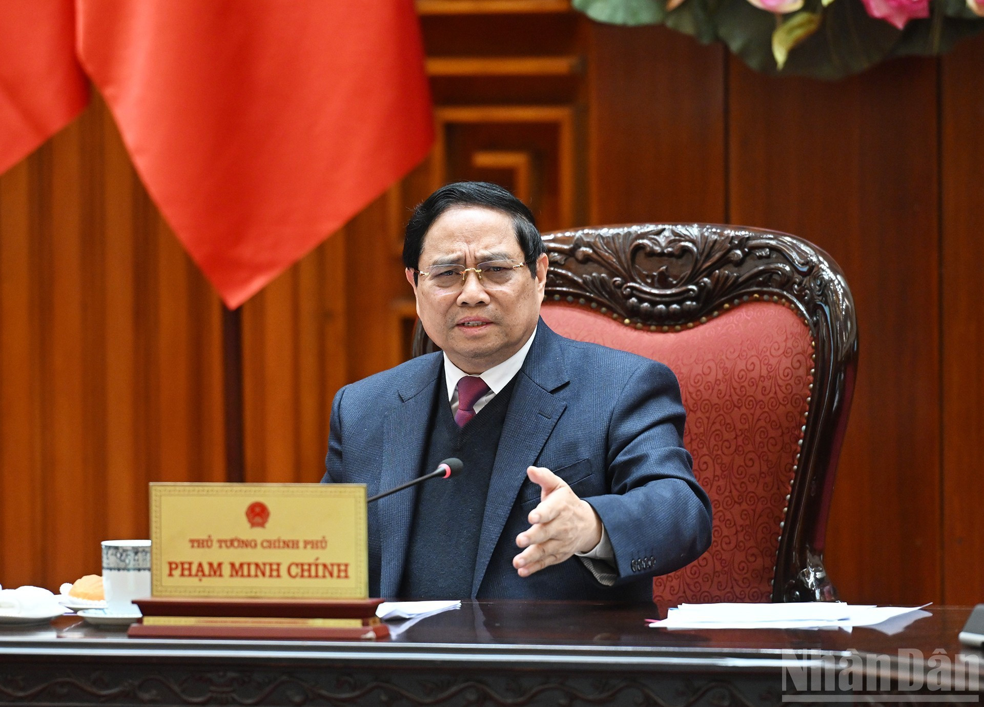 El primer ministro de Vietnam, Pham Minh Chinh, habla en la reunión.