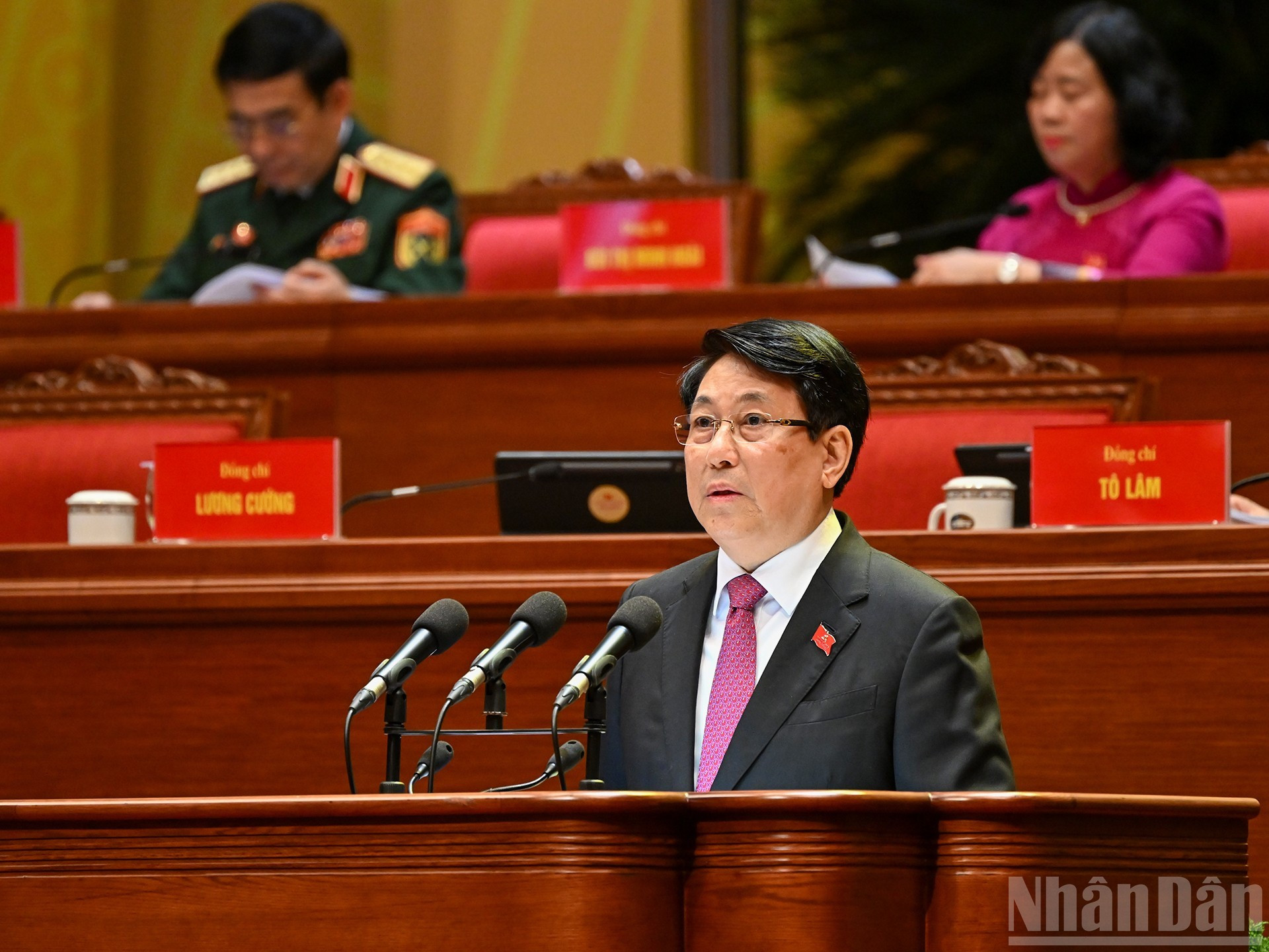 Luong Cuong, miembro del Buró Político del Comité Central del PCV y presidente del país, pronuncia el discurso inaugural del Congreso.