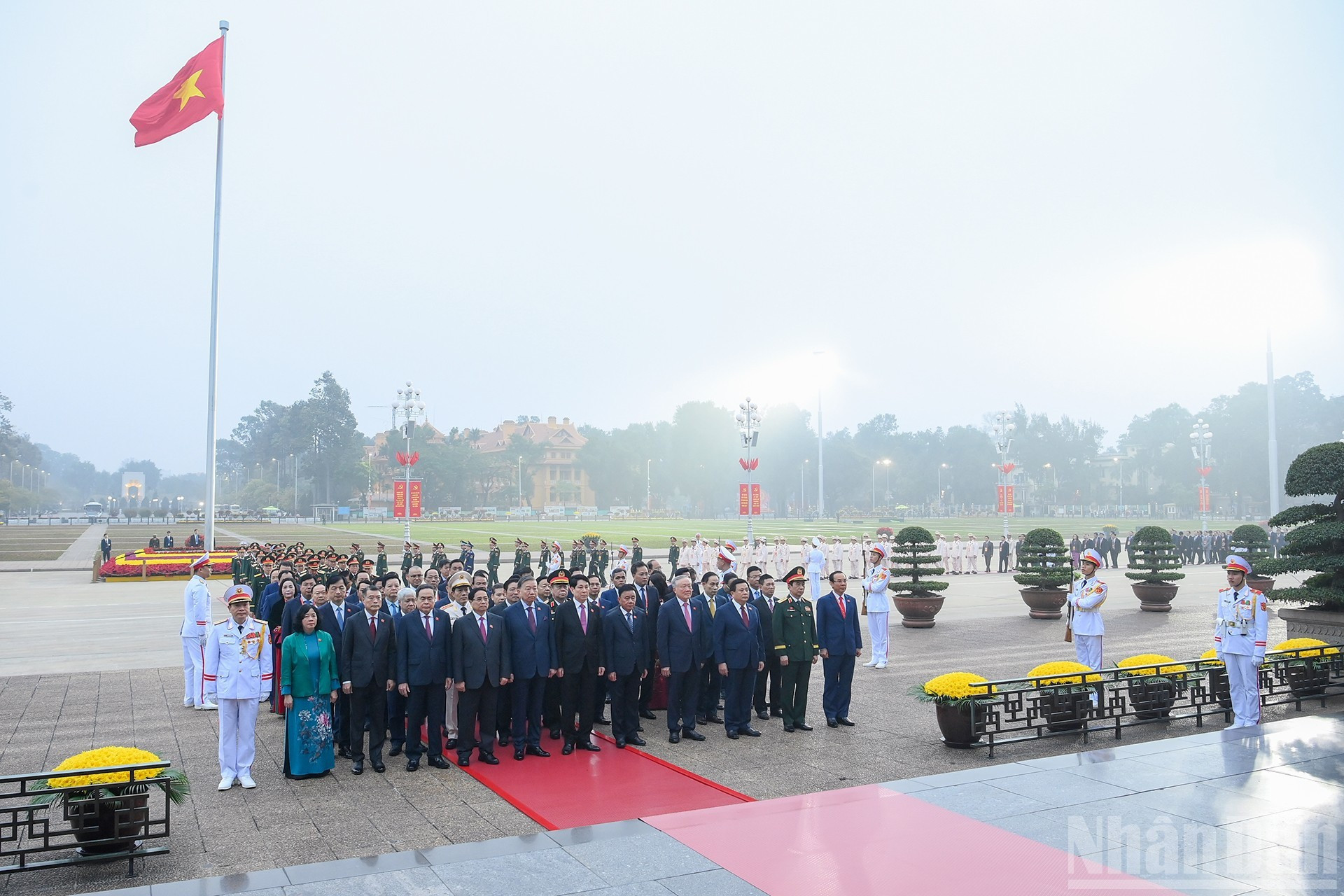 En la mañana del 19 de enero, antes de la sesión preparatoria del XIV Congreso Nacional del Partido, los dirigentes del Partido y el Estado, junto con los delegados, acuden al Mausoleo del Presidente Ho Chi Minh para rendir homenaje al líder revolucionario.