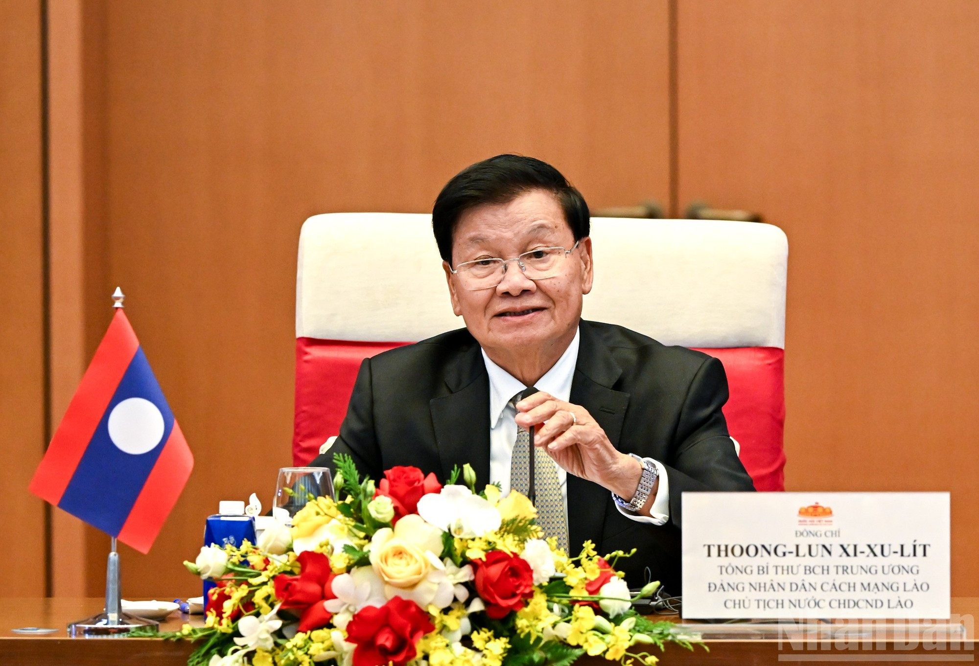 Thongloun Sisoulith habla en la runión.