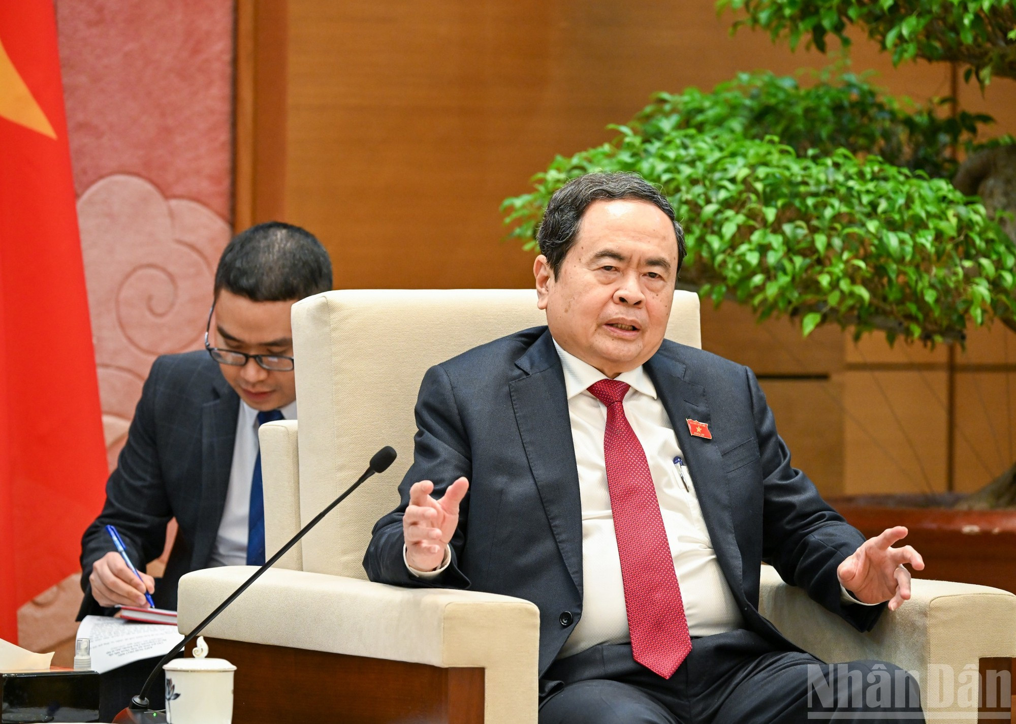 Than Man habla en el evento.