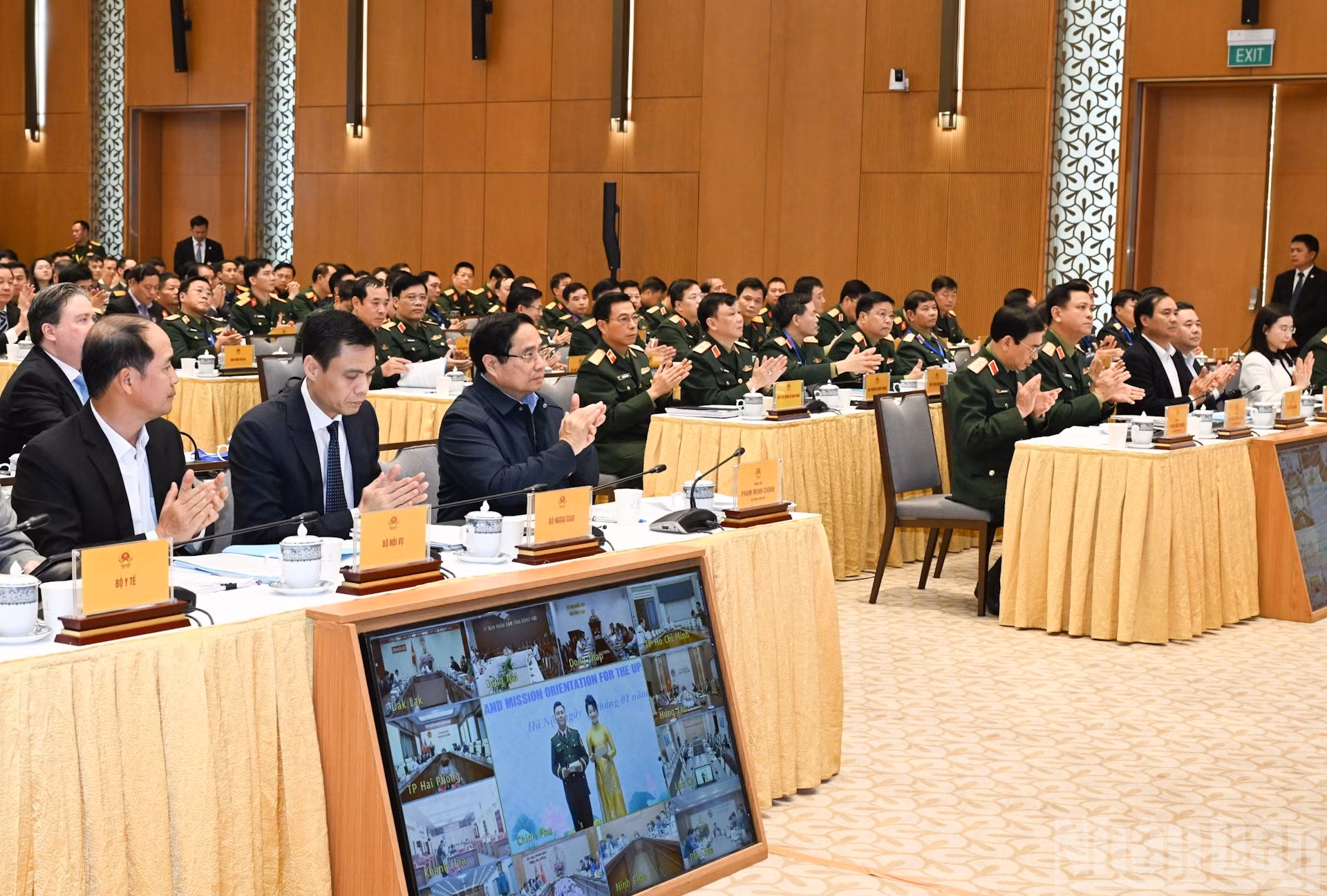 El primer ministro de Vietnam, Pham Minh Chinh, quien es también el jefe del Comité Directivo Nacional para la superación de las secuelas de minas y productos químicos tóxicos tras la guerra, asiste al evento.