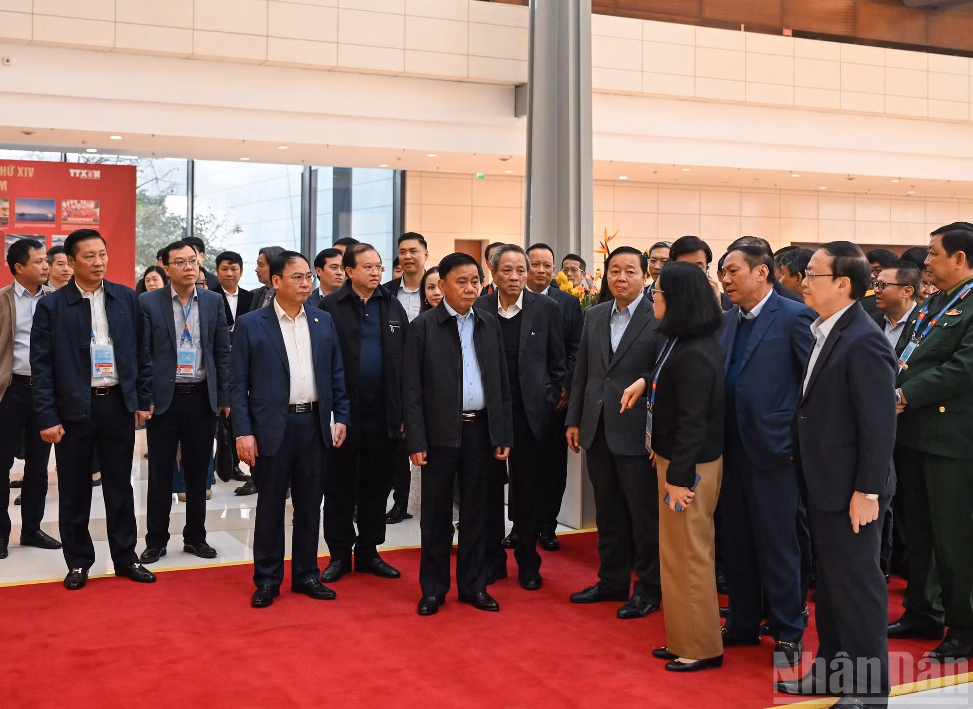 El dirigente escucha informes sobre los trabajos organizativos del XIV Congreso Nacional del PCV.