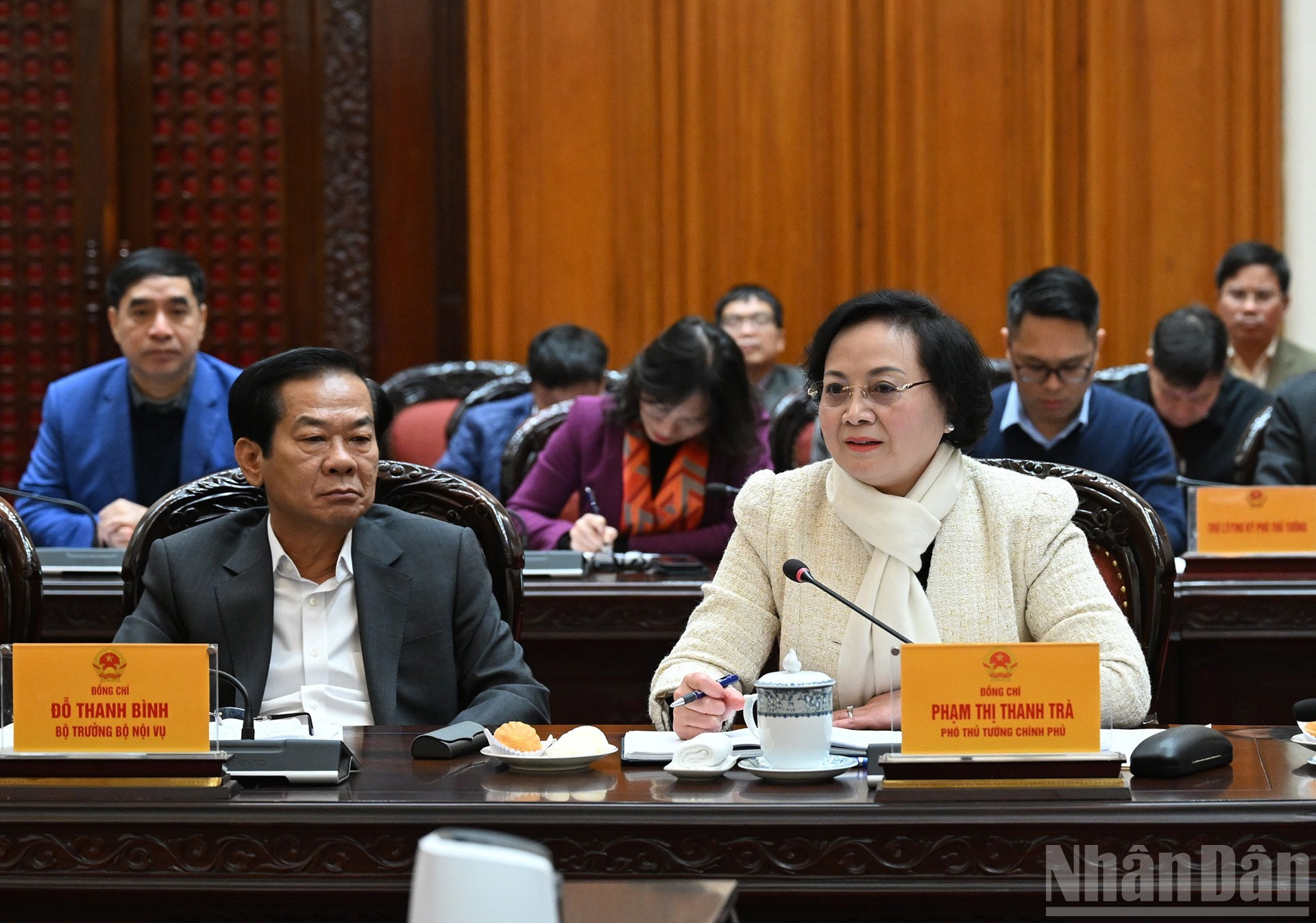 La viceprimera ministra Pham Thi Thanh Tra habla en la reunión.