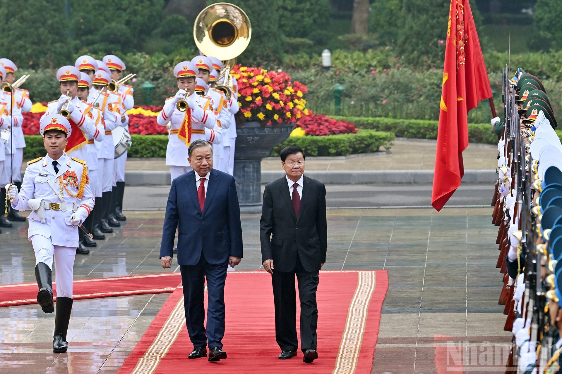 Los dos dirigentes pasan revista a la guardia de honor.