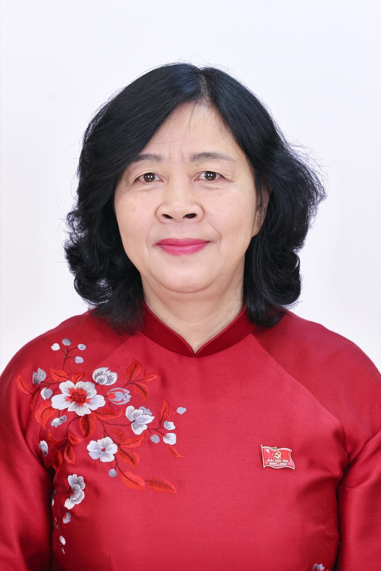 BUI THI MINH HOAI, miembro del Buró Político, secretaria del Comité Central del PCV, secretaria del Comité del Partido del Frente de la Patria y las organizaciones de masas a nivel central, presidenta del Comité Central del Frente de la Patria de Vietnam