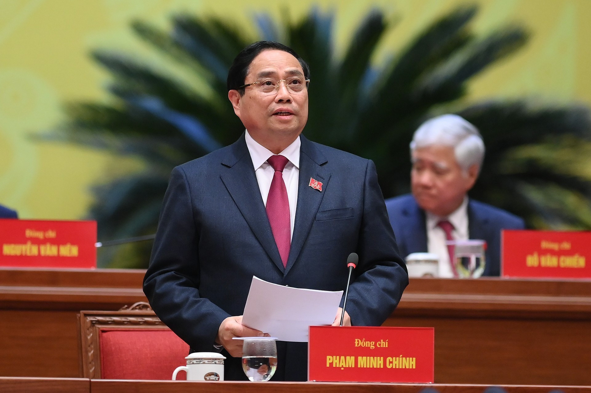 El primer ministro Pham Minh Chinh dirige la sesión de clausura.