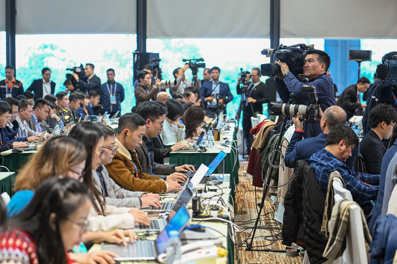 Numerosos periodistas de medios de comunicación nacionales y extranjeros asisten a la rueda de prensa.