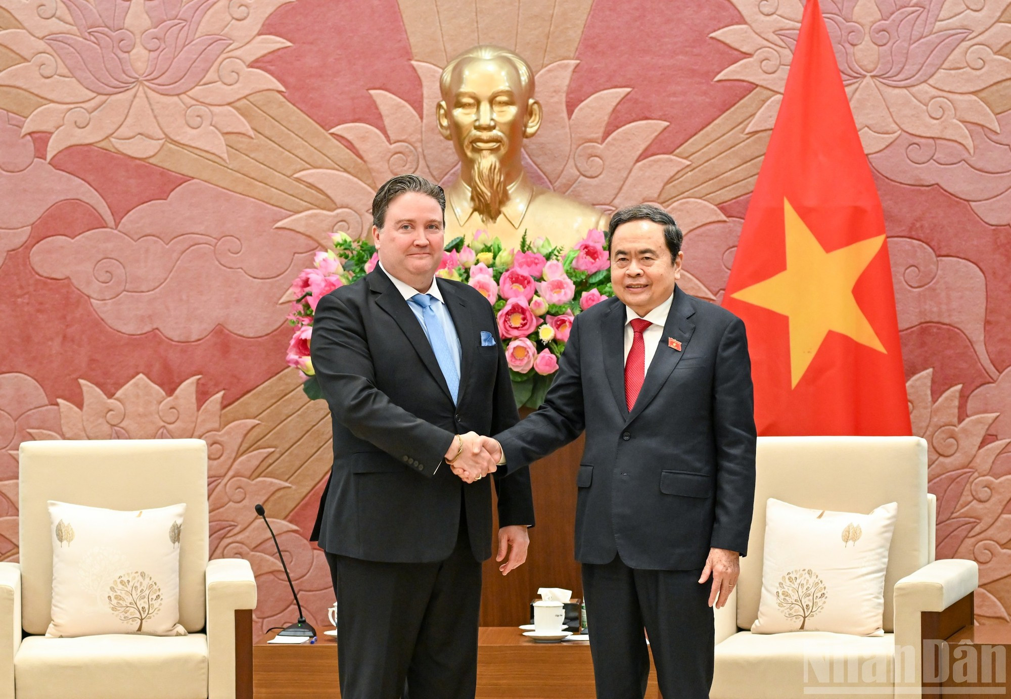 El titular del Legislativo vietnamita y el embajador de Estados Unidos, Marc Knapper.