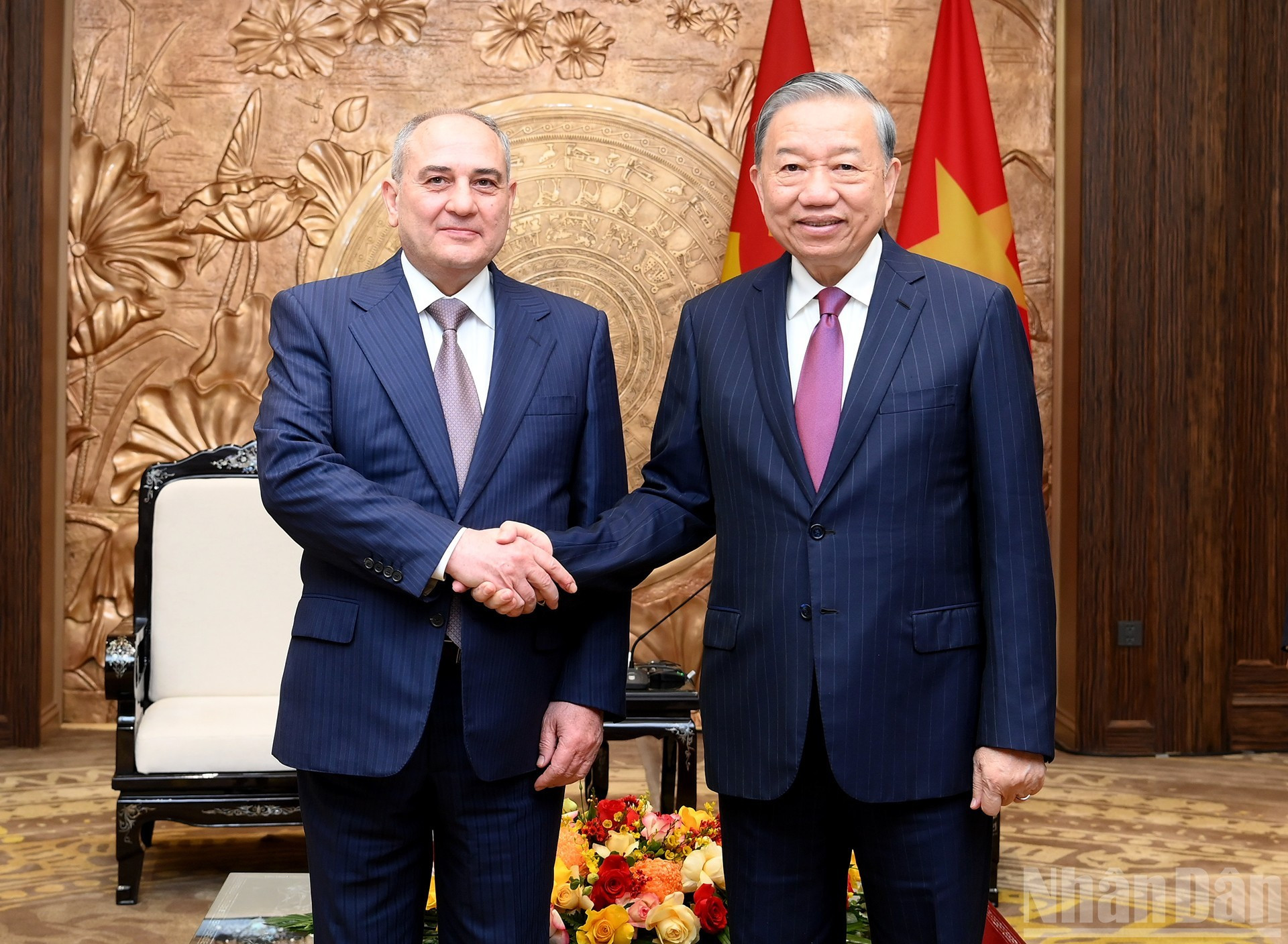 El secretario general del PCV, To Lam, y Tahir Budagov, vicepresidente y jefe de la Oficina del Comité Central del PNA.