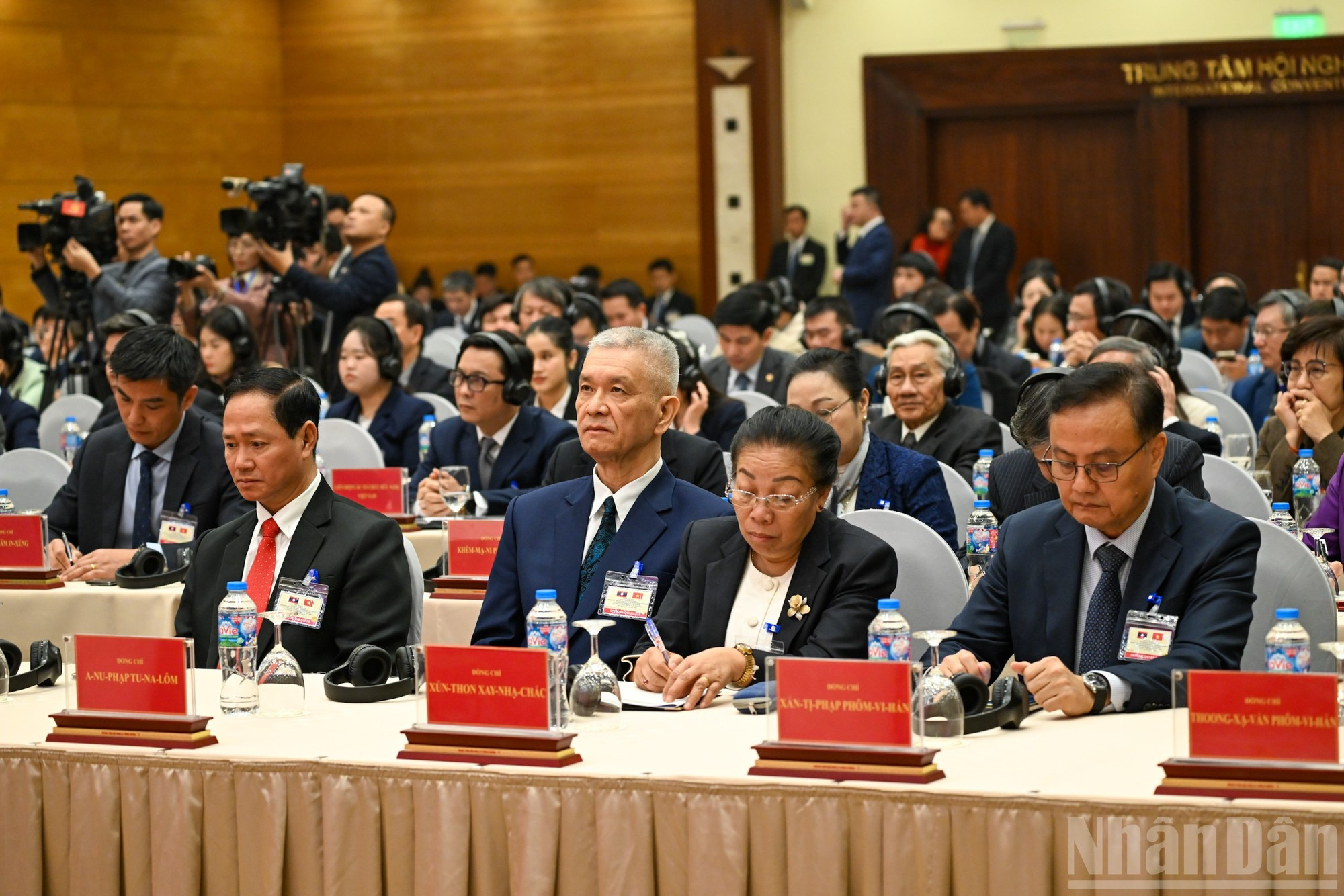 Dirigentes de Laos asistentes al acto.