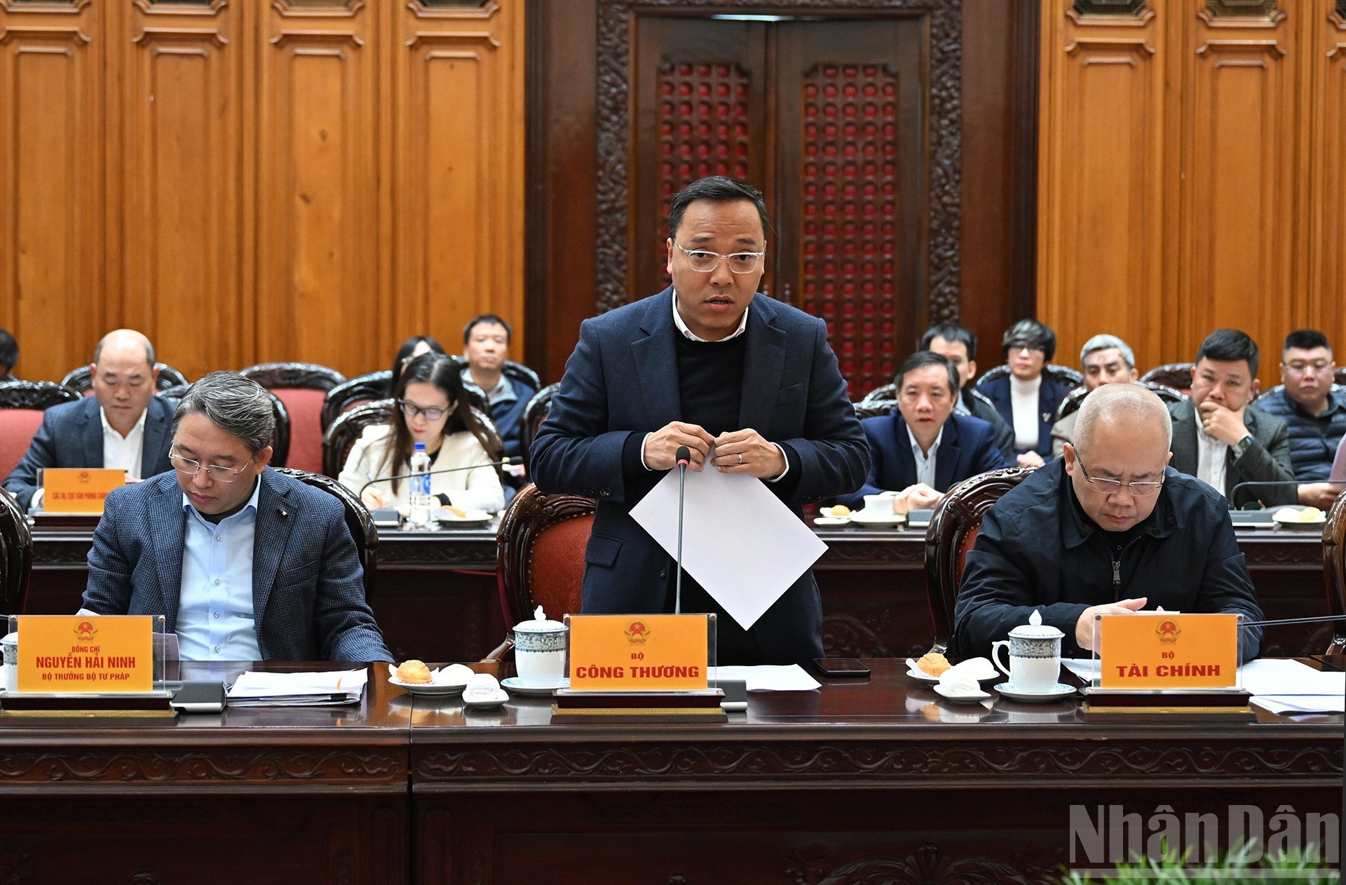 El viceministro de Industria y Comercio Nguyen Hoang Long habla en la reunión.