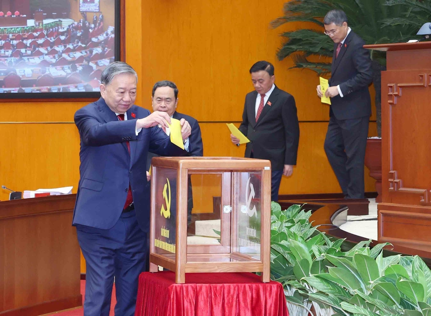 Miembros del Buró Político del XIV mandato votan por el secretario general del Partido.