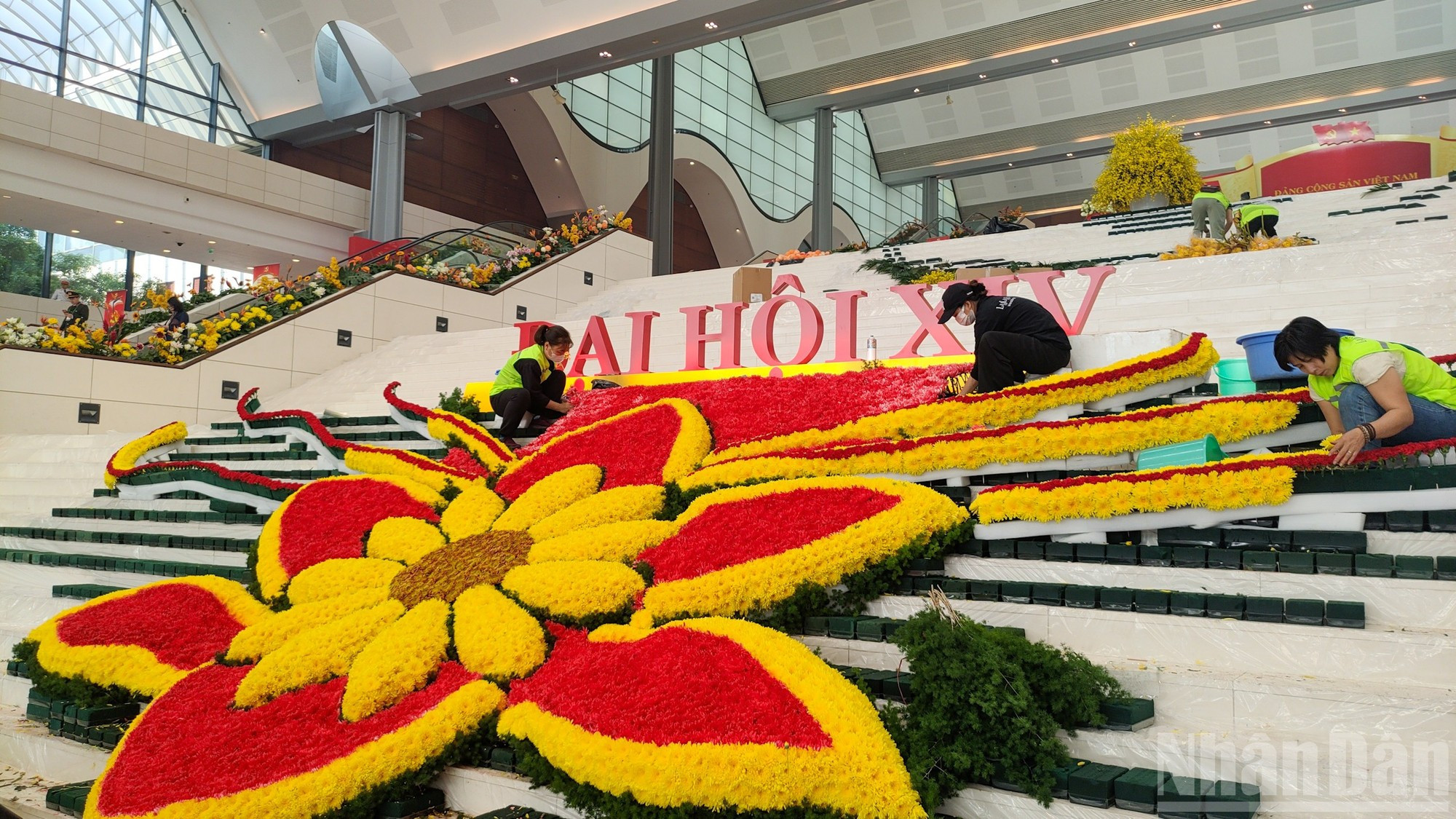 Cada panel y detalle del paisaje es cuidadosamente revisado, garantizando la solemnidad, la seguridad y el cumplimiento del cronograma.