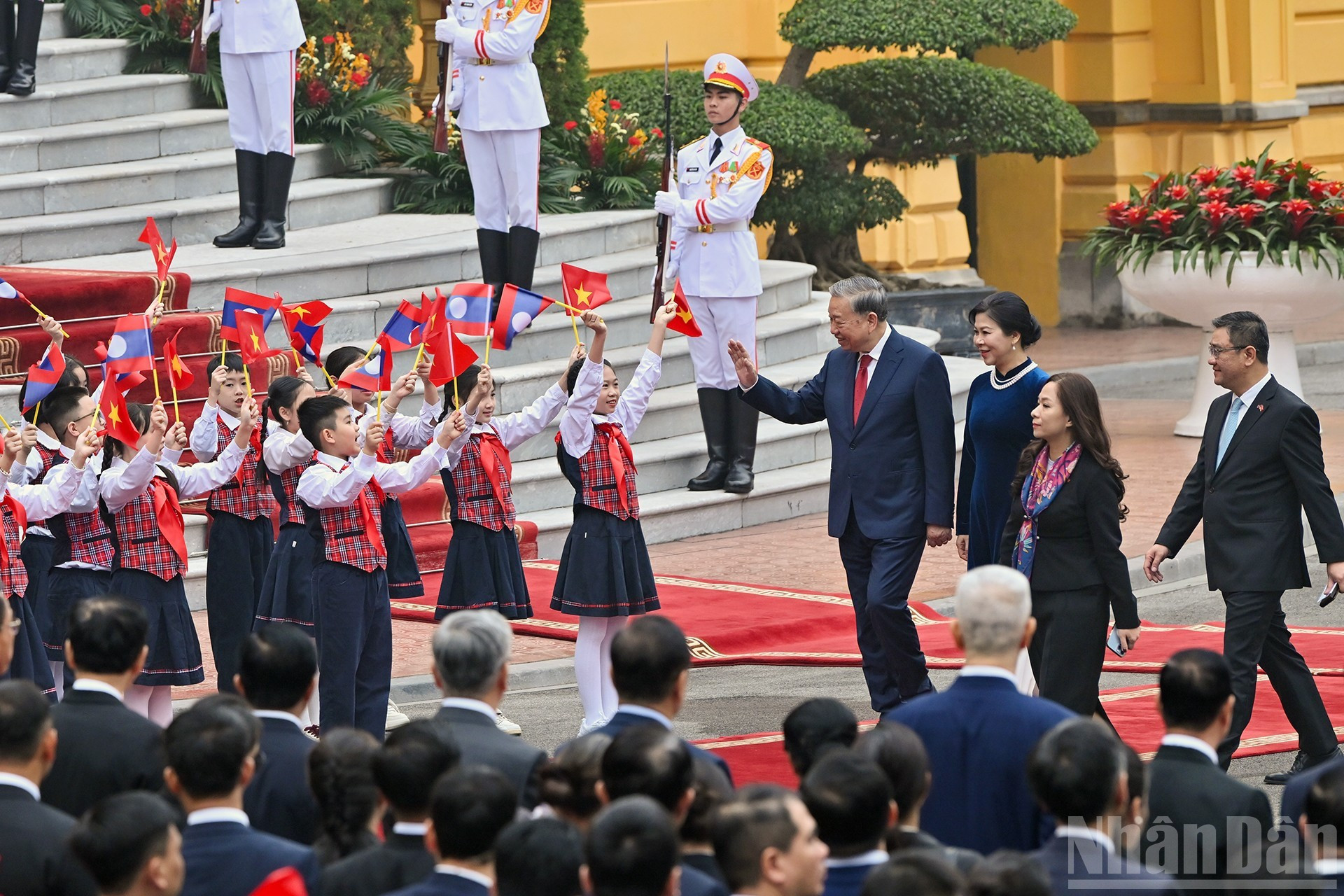 Niños hanoyenses dan la bienvenida al secretario general del PCV, To Lam, y a su esposa.