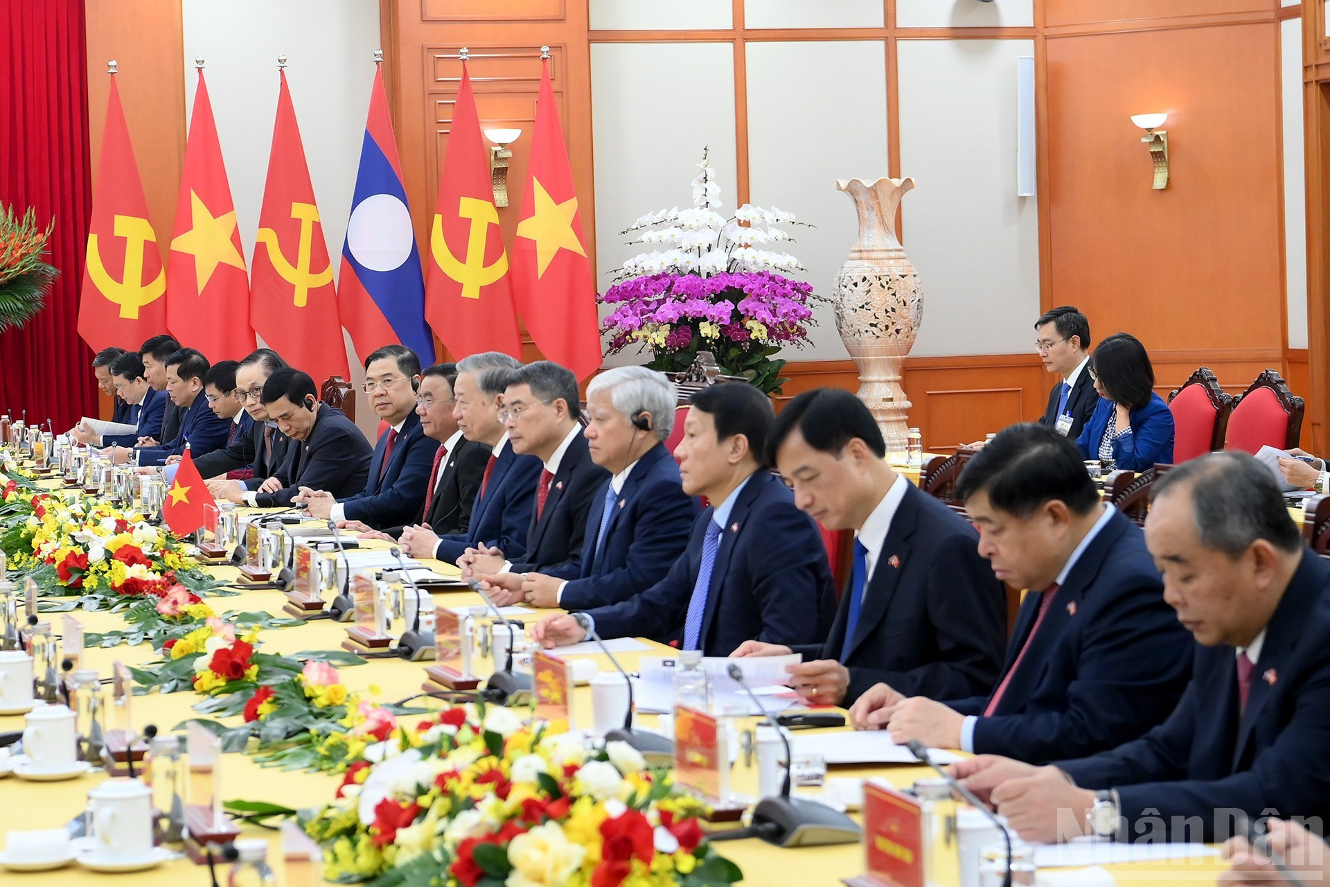 Asistentes vietnamitas en la cita.