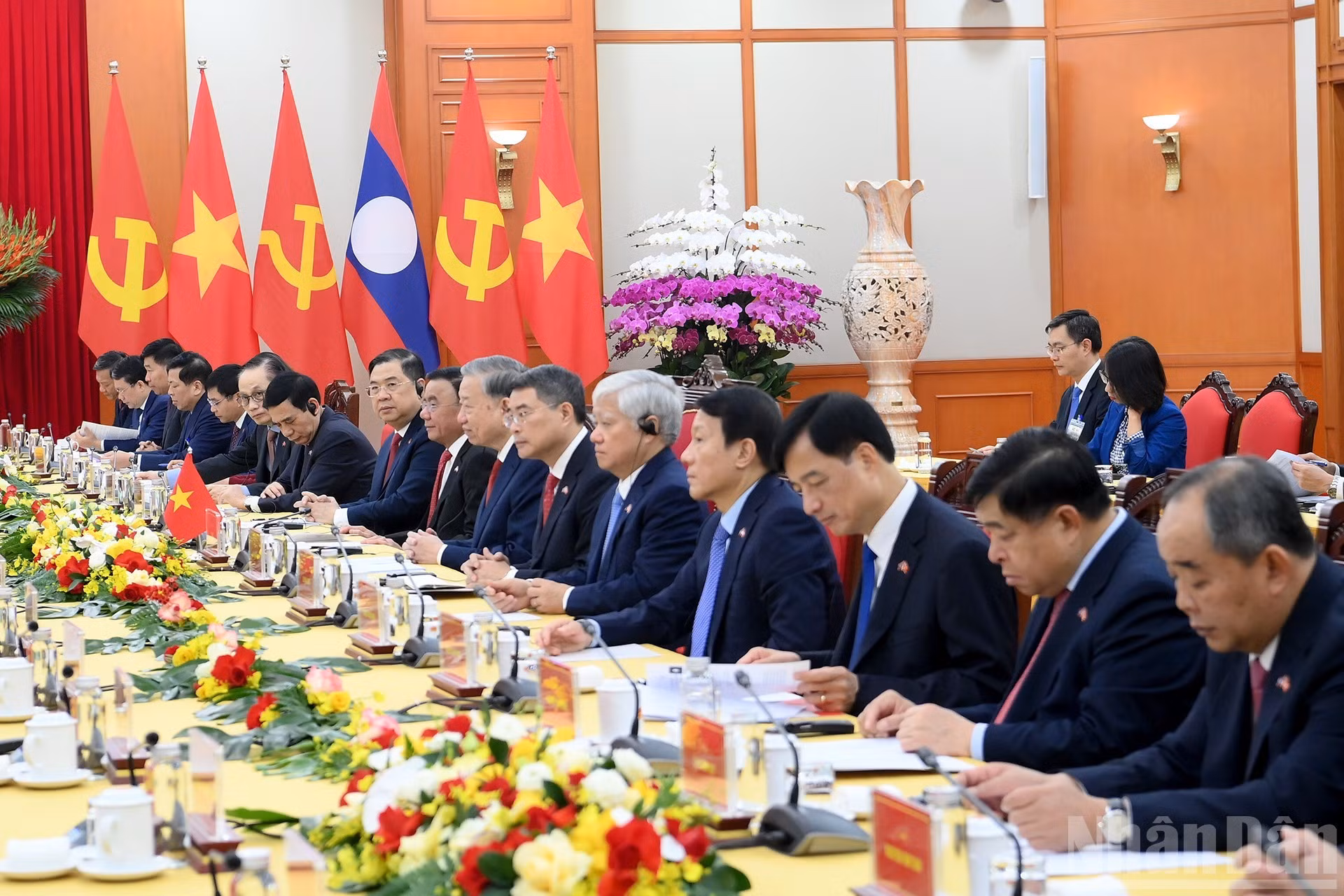 Asistentes vietnamitas en la cita.